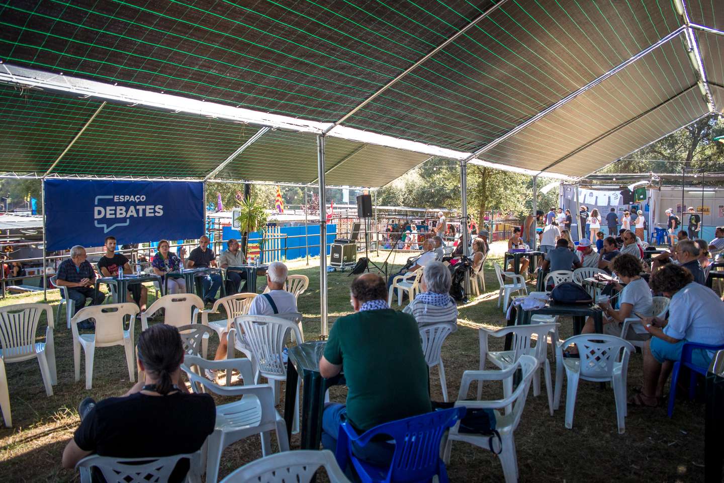 FESTIVAL DO AVANTE 2022: o segundo dia de festival do Avante, contou com vários debates, tanto da joventude comunista, como de militantes e apoiantes do PCP, que se deslocaram mais um ano até à Quinta da Atalaia, no Seixal. A guerra na Ucrânia é um assunto incontornavel nestes debates, expecialmente por haver opiniões diferentes face à resposta do partido a toda esta situação. Já para o final do dia, Jerónimo de Sousa, líder do PCP (Partido Comunista Português), responde a algumas perguntas à comunicação-social. 3 de Setembro de 2022 Quinta da Atalaia, Seixal TOMÁS SILVA/OBSERVADOR