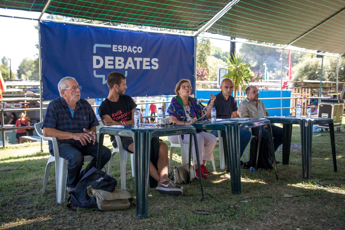 FESTIVAL DO AVANTE 2022: o segundo dia de festival do Avante, contou com vários debates, tanto da joventude comunista, como de militantes e apoiantes do PCP, que se deslocaram mais um ano até à Quinta da Atalaia, no Seixal. A guerra na Ucrânia é um assunto incontornavel nestes debates, expecialmente por haver opiniões diferentes face à resposta do partido a toda esta situação. Já para o final do dia, Jerónimo de Sousa, líder do PCP (Partido Comunista Português), responde a algumas perguntas à comunicação-social. 3 de Setembro de 2022 Quinta da Atalaia, Seixal TOMÁS SILVA/OBSERVADOR