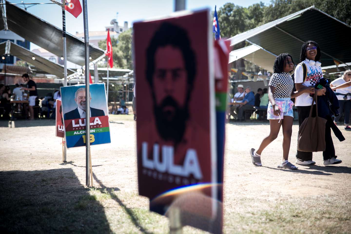 FESTIVAL DO AVANTE 2022: o segundo dia de festival do Avante, contou com vários debates, tanto da joventude comunista, como de militantes e apoiantes do PCP, que se deslocaram mais um ano até à Quinta da Atalaia, no Seixal. A guerra na Ucrânia é um assunto incontornavel nestes debates, expecialmente por haver opiniões diferentes face à resposta do partido a toda esta situação. Já para o final do dia, Jerónimo de Sousa, líder do PCP (Partido Comunista Português), responde a algumas perguntas à comunicação-social. 3 de Setembro de 2022 Quinta da Atalaia, Seixal TOMÁS SILVA/OBSERVADOR