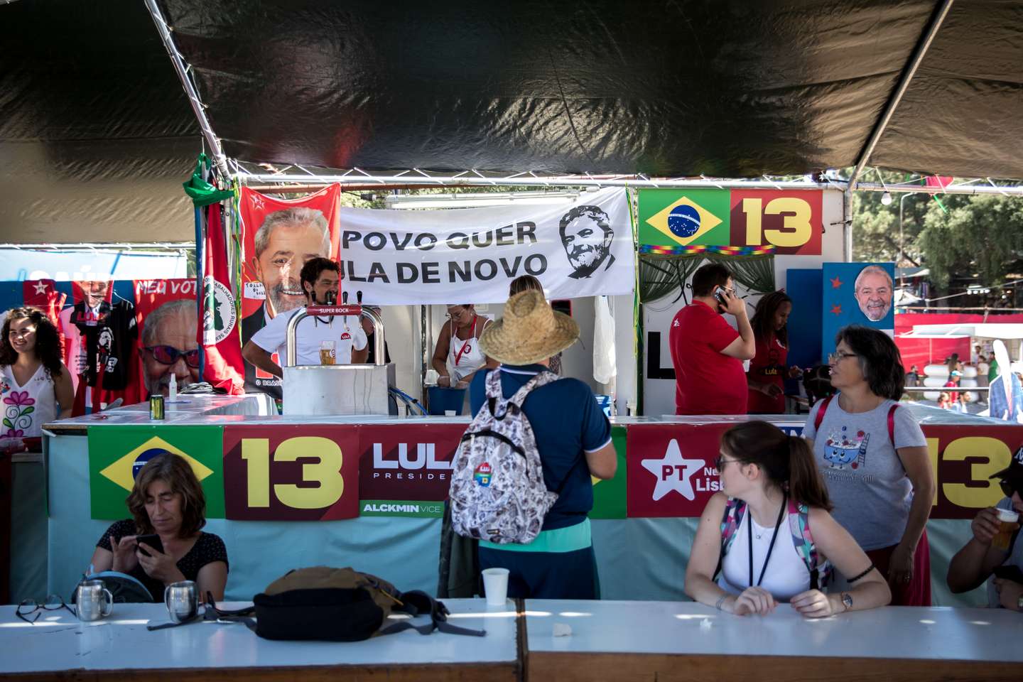 FESTIVAL DO AVANTE 2022: o segundo dia de festival do Avante, contou com vários debates, tanto da joventude comunista, como de militantes e apoiantes do PCP, que se deslocaram mais um ano até à Quinta da Atalaia, no Seixal. A guerra na Ucrânia é um assunto incontornavel nestes debates, expecialmente por haver opiniões diferentes face à resposta do partido a toda esta situação. Já para o final do dia, Jerónimo de Sousa, líder do PCP (Partido Comunista Português), responde a algumas perguntas à comunicação-social. 3 de Setembro de 2022 Quinta da Atalaia, Seixal TOMÁS SILVA/OBSERVADOR