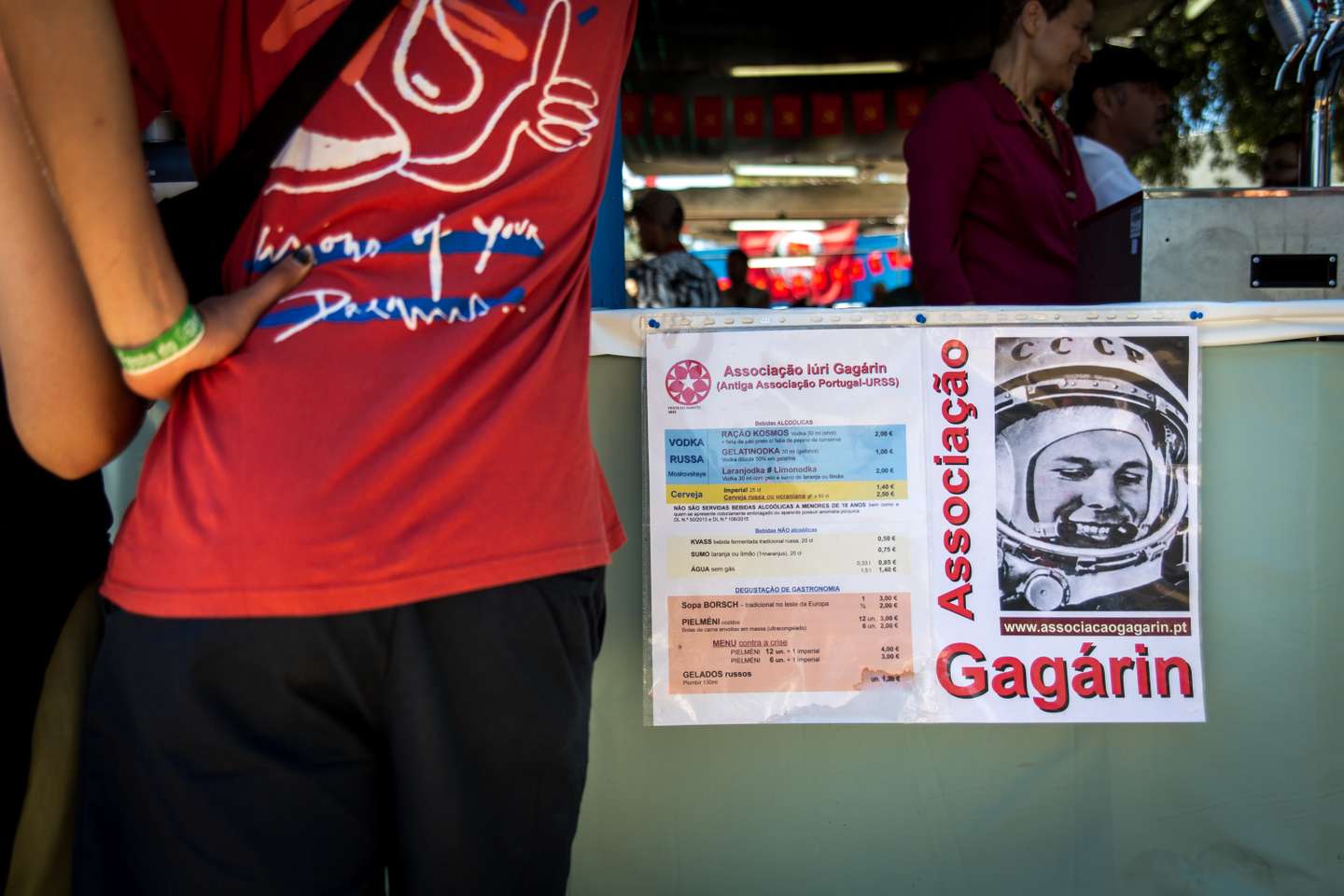 FESTIVAL DO AVANTE 2022: o segundo dia de festival do Avante, contou com vários debates, tanto da joventude comunista, como de militantes e apoiantes do PCP, que se deslocaram mais um ano até à Quinta da Atalaia, no Seixal. A guerra na Ucrânia é um assunto incontornavel nestes debates, expecialmente por haver opiniões diferentes face à resposta do partido a toda esta situação. Já para o final do dia, Jerónimo de Sousa, líder do PCP (Partido Comunista Português), responde a algumas perguntas à comunicação-social. 3 de Setembro de 2022 Quinta da Atalaia, Seixal TOMÁS SILVA/OBSERVADOR