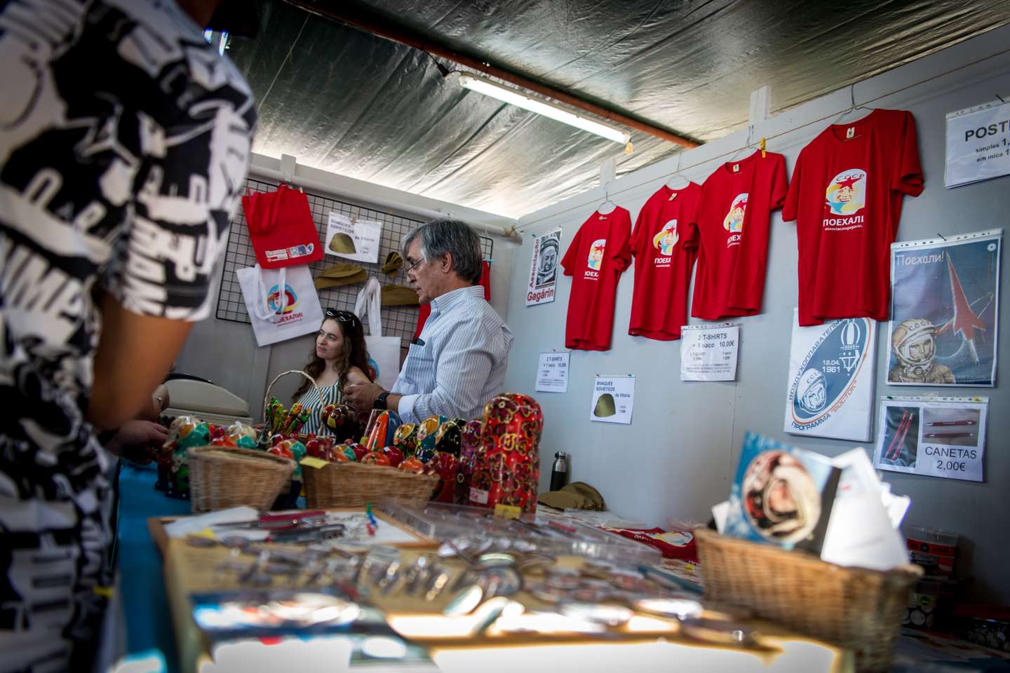 FESTIVAL DO AVANTE 2022: o segundo dia de festival do Avante, contou com vários debates, tanto da joventude comunista, como de militantes e apoiantes do PCP, que se deslocaram mais um ano até à Quinta da Atalaia, no Seixal. A guerra na Ucrânia é um assunto incontornavel nestes debates, expecialmente por haver opiniões diferentes face à resposta do partido a toda esta situação. Já para o final do dia, Jerónimo de Sousa, líder do PCP (Partido Comunista Português), responde a algumas perguntas à comunicação-social. 3 de Setembro de 2022 Quinta da Atalaia, Seixal TOMÁS SILVA/OBSERVADOR
