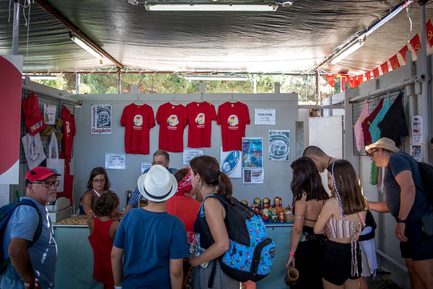 FESTIVAL DO AVANTE 2022: o segundo dia de festival do Avante, contou com vários debates, tanto da joventude comunista, como de militantes e apoiantes do PCP, que se deslocaram mais um ano até à Quinta da Atalaia, no Seixal. A guerra na Ucrânia é um assunto incontornavel nestes debates, expecialmente por haver opiniões diferentes face à resposta do partido a toda esta situação. Já para o final do dia, Jerónimo de Sousa, líder do PCP (Partido Comunista Português), responde a algumas perguntas à comunicação-social. 3 de Setembro de 2022 Quinta da Atalaia, Seixal TOMÁS SILVA/OBSERVADOR