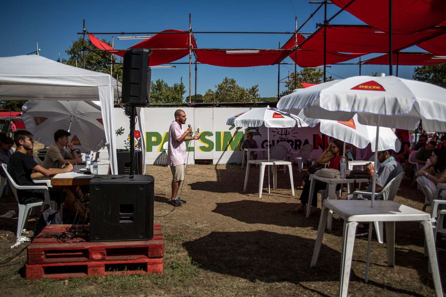 FESTIVAL DO AVANTE 2022: o segundo dia de festival do Avante, contou com vários debates, tanto da joventude comunista, como de militantes e apoiantes do PCP, que se deslocaram mais um ano até à Quinta da Atalaia, no Seixal. A guerra na Ucrânia é um assunto incontornavel nestes debates, expecialmente por haver opiniões diferentes face à resposta do partido a toda esta situação. Já para o final do dia, Jerónimo de Sousa, líder do PCP (Partido Comunista Português), responde a algumas perguntas à comunicação-social. 3 de Setembro de 2022 Quinta da Atalaia, Seixal TOMÁS SILVA/OBSERVADOR
