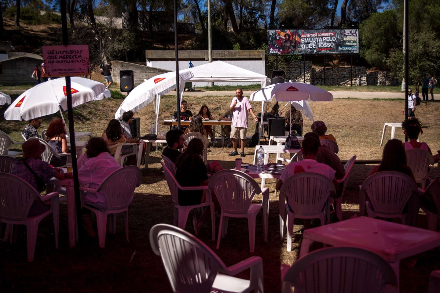 FESTIVAL DO AVANTE 2022: o segundo dia de festival do Avante, contou com vários debates, tanto da joventude comunista, como de militantes e apoiantes do PCP, que se deslocaram mais um ano até à Quinta da Atalaia, no Seixal. A guerra na Ucrânia é um assunto incontornavel nestes debates, expecialmente por haver opiniões diferentes face à resposta do partido a toda esta situação. Já para o final do dia, Jerónimo de Sousa, líder do PCP (Partido Comunista Português), responde a algumas perguntas à comunicação-social. 3 de Setembro de 2022 Quinta da Atalaia, Seixal TOMÁS SILVA/OBSERVADOR