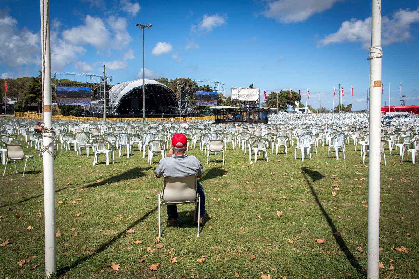FESTIVAL DO AVANTE 2022: Terceiro e último dia do festival do Avante. Contou com vários debates, tanto da joventude comunista, como de militantes e apoiantes do PCP (Partido Comunista Português), que se deslocaram mais um ano até à Quinta da Atalaia, no Seixal. A guerra na Ucrânia é um assunto incontornavel nestes debates, expecialmente por haver opiniões diferentes face à resposta do partido a toda esta situação. 4 de Setembro de 2022 Quinta da Atalaia, Seixal TOMÁS SILVA/OBSERVADOR