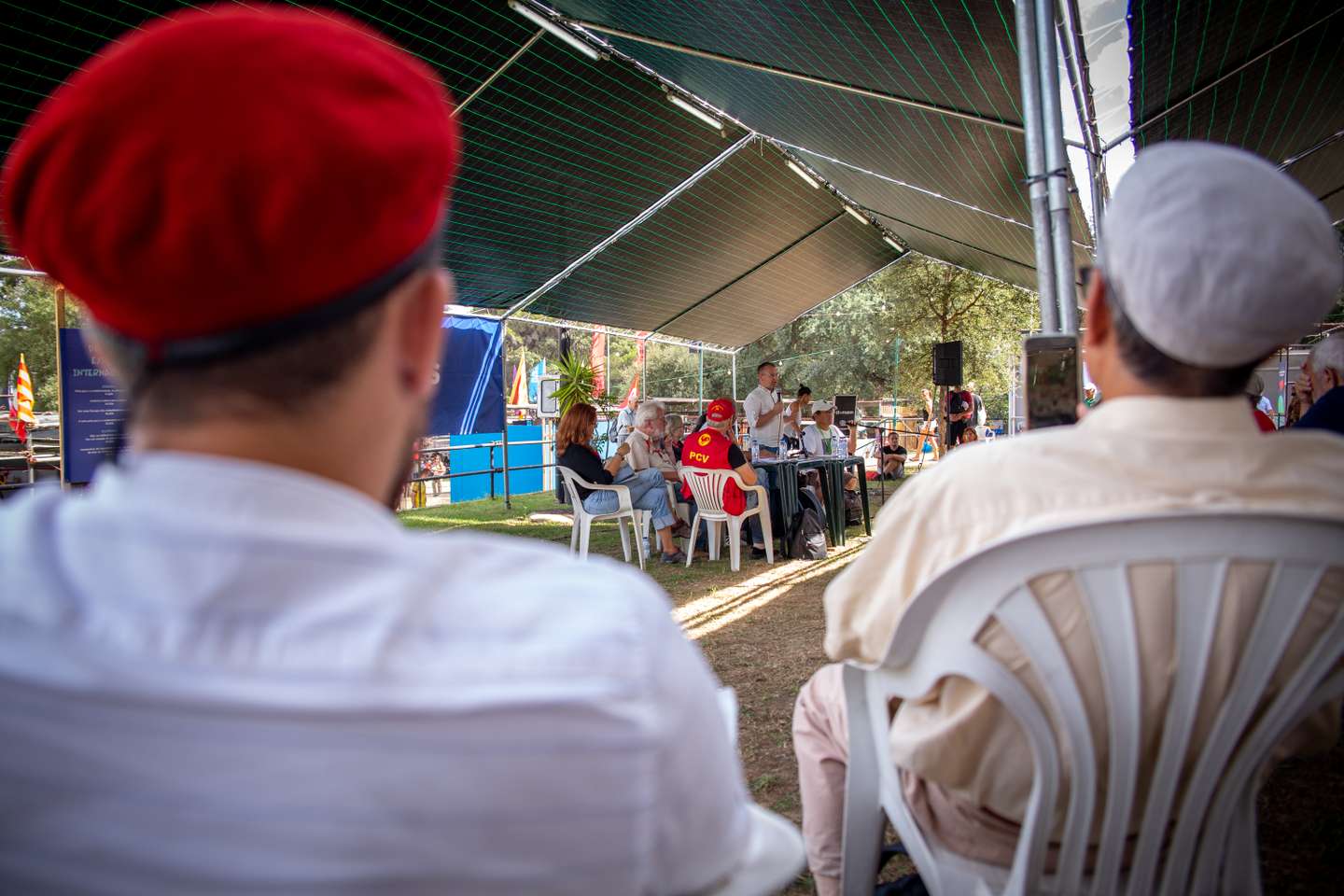 FESTIVAL DO AVANTE 2022: Terceiro e último dia do festival do Avante. Contou com vários debates, tanto da joventude comunista, como de militantes e apoiantes do PCP (Partido Comunista Português), que se deslocaram mais um ano até à Quinta da Atalaia, no Seixal. A guerra na Ucrânia é um assunto incontornavel nestes debates, expecialmente por haver opiniões diferentes face à resposta do partido a toda esta situação. 4 de Setembro de 2022 Quinta da Atalaia, Seixal TOMÁS SILVA/OBSERVADOR
