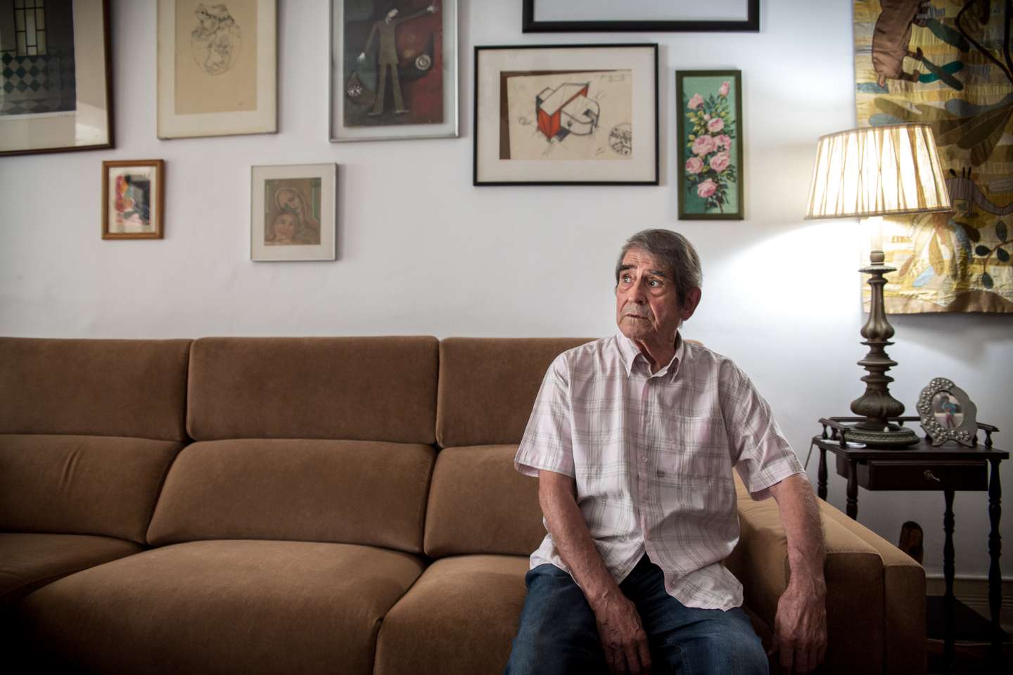 Entrevista a João Mota, ator, encenador, professor e teatrólogo português. Foi diretor do Teatro Nacional D. Maria II, fundador e director da companhia A Comuna - Teatro de Pesquisa e presidente da Escola Superior de Teatro e Cinema. Hoje com 79 anos volta a subir ao palco, no Teatro Comuna, para encenar na peça "A Casa da Bernarda Alba", que estreará no próximo dia 22 de Setembro de 2022. 19 de Setembro de 2022 Companhia A Comuna - Teatro de Pesquisa, Lisboa TOMÁS SILVA/OBSERVADOR
