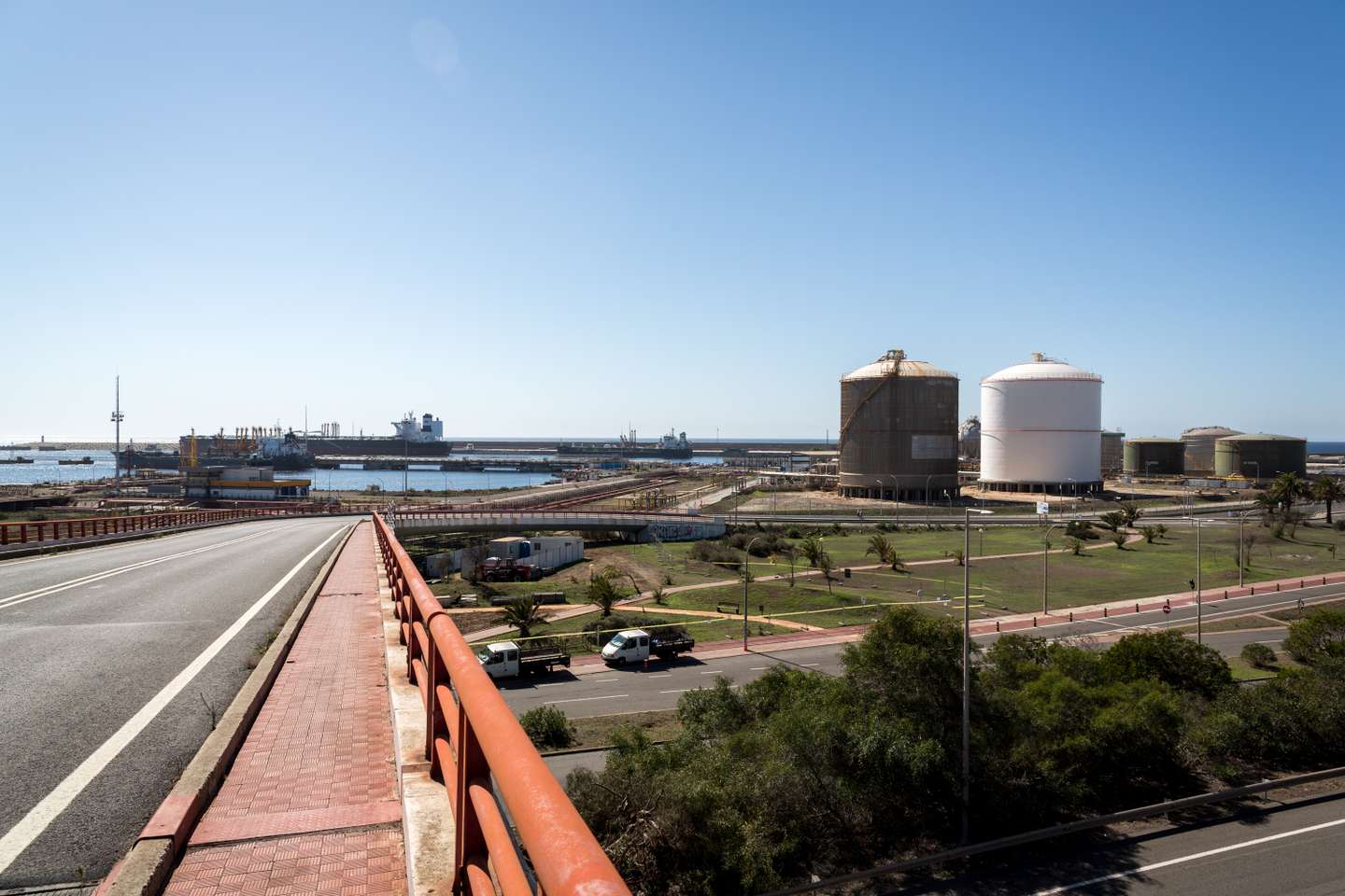 Reportagem em Sines: dezenas de contentores carregados de lixo provenientes de Itália, foram apreendidos no porto flúvial de Sines. Parte desses contentores foram para o aterro sanitário de Vila Nova de St. André, enquanto que a maioria ficou intacta ao ar livre, após se ter descoberto que havia lixo tóxico no seu interior. 26 de Setembro de 2022 Sines e Vila Nova de St. André TOMÁS SILVA/OBSERVADOR