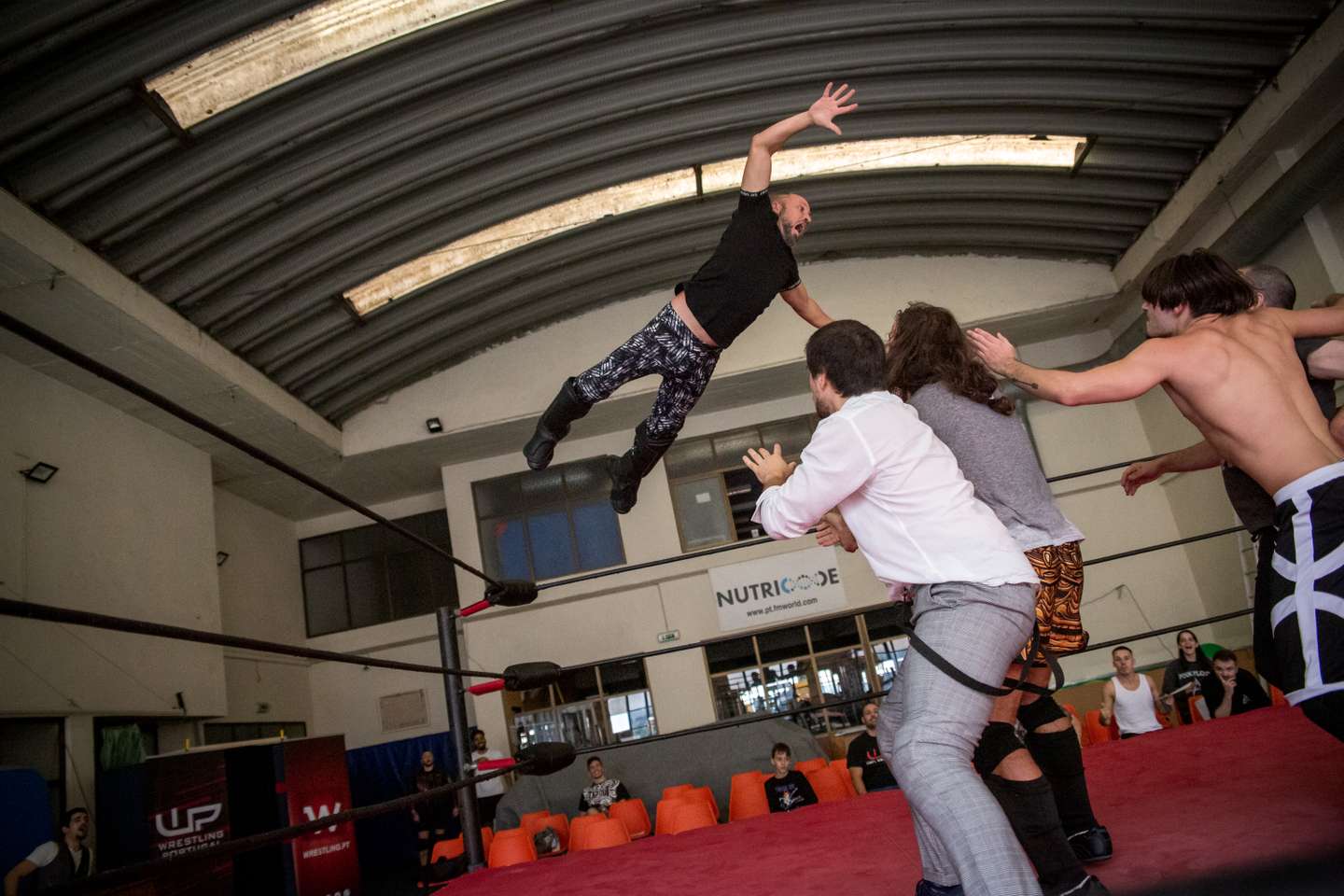 Reportagem: torneio de wrestling, organizado pela WP (Wrestling Portugal). Desde os treinos, à criação da personagem de cada "lutador", o observador acompanhou o dia inteiro de um torneio de wrestling em portugal. 23 de Outubro de 2022, Queluz TOMÁS SILVA/OBSERVADOR
