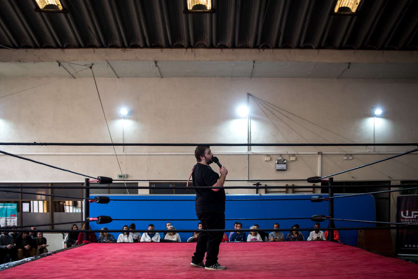 Reportagem: torneio de wrestling, organizado pela WP (Wrestling Portugal). Desde os treinos, à criação da personagem de cada "lutador", o observador acompanhou o dia inteiro de um torneio de wrestling em portugal. 23 de Outubro de 2022, Queluz TOMÁS SILVA/OBSERVADOR