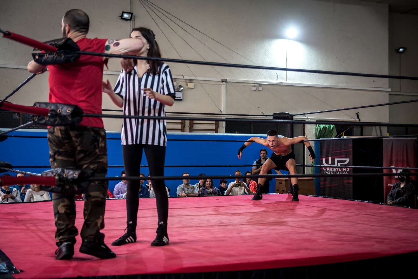 Reportagem: torneio de wrestling, organizado pela WP (Wrestling Portugal). Desde os treinos, à criação da personagem de cada "lutador", o observador acompanhou o dia inteiro de um torneio de wrestling em portugal. 23 de Outubro de 2022, Queluz TOMÁS SILVA/OBSERVADOR