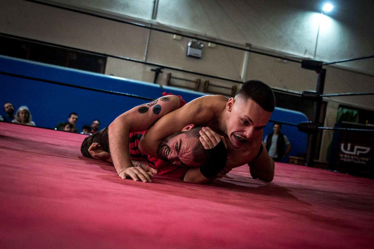 Reportagem: torneio de wrestling, organizado pela WP (Wrestling Portugal). Desde os treinos, à criação da personagem de cada "lutador", o observador acompanhou o dia inteiro de um torneio de wrestling em portugal. 23 de Outubro de 2022, Queluz TOMÁS SILVA/OBSERVADOR