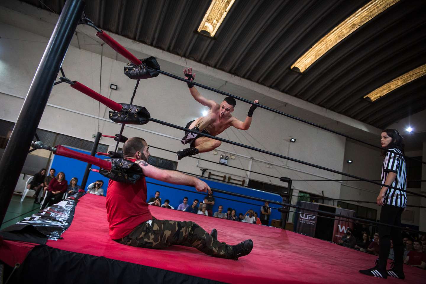 Reportagem: torneio de wrestling, organizado pela WP (Wrestling Portugal). Desde os treinos, à criação da personagem de cada "lutador", o observador acompanhou o dia inteiro de um torneio de wrestling em portugal. 23 de Outubro de 2022, Queluz TOMÁS SILVA/OBSERVADOR