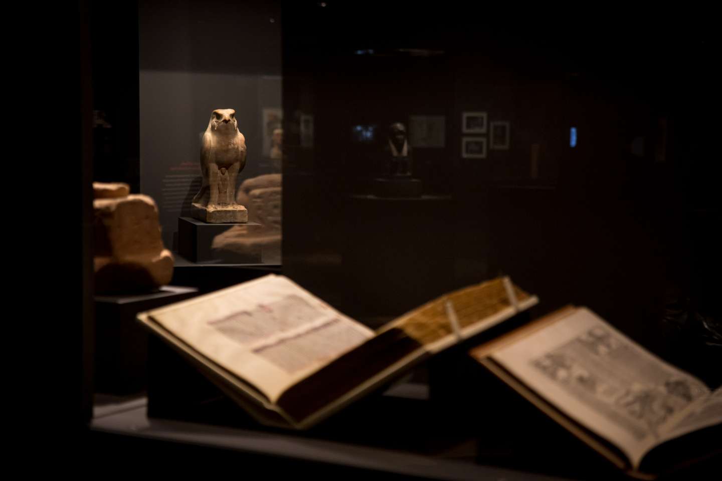 A exposição Superstar Pharaohs, no Museu Calouste Gulbenkian, expõe a figura do faraó e o papel que este desempenhava no Antigo Egipto, acompanhando a evolução do seu simbolismo pela história do mundo. A exposição estará aberta ao público de dia 25 de novembro de 2022, a 06 de março de 2023 no Museu Calouste Gulbenkian, em Lisboa. 22 de Novembro de 2022 Museu Calouste Gulbenkian, Lisboa TOMÁS SILVA/OBSERVADOR