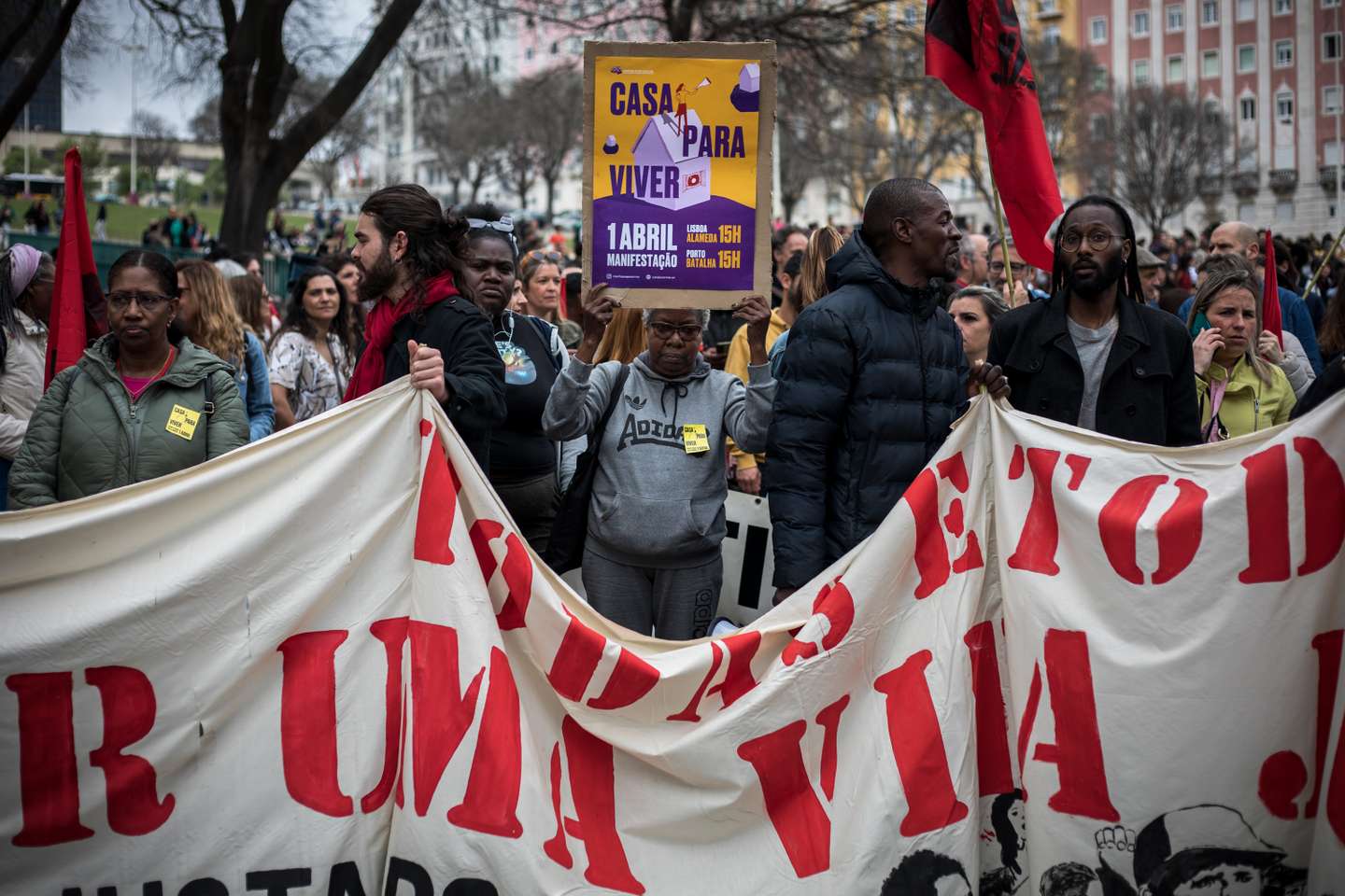 Milhares de pessoas juntaram-se na Alameda D. Afonso Henriques, em Lisboa, e desceram até ao Martim Moniz, para se manifestarem pelo direito à habitação e uma vida justa. 1 de Abril de 2023, Lisboa TOMÁS SILVA/OBSERVADOR