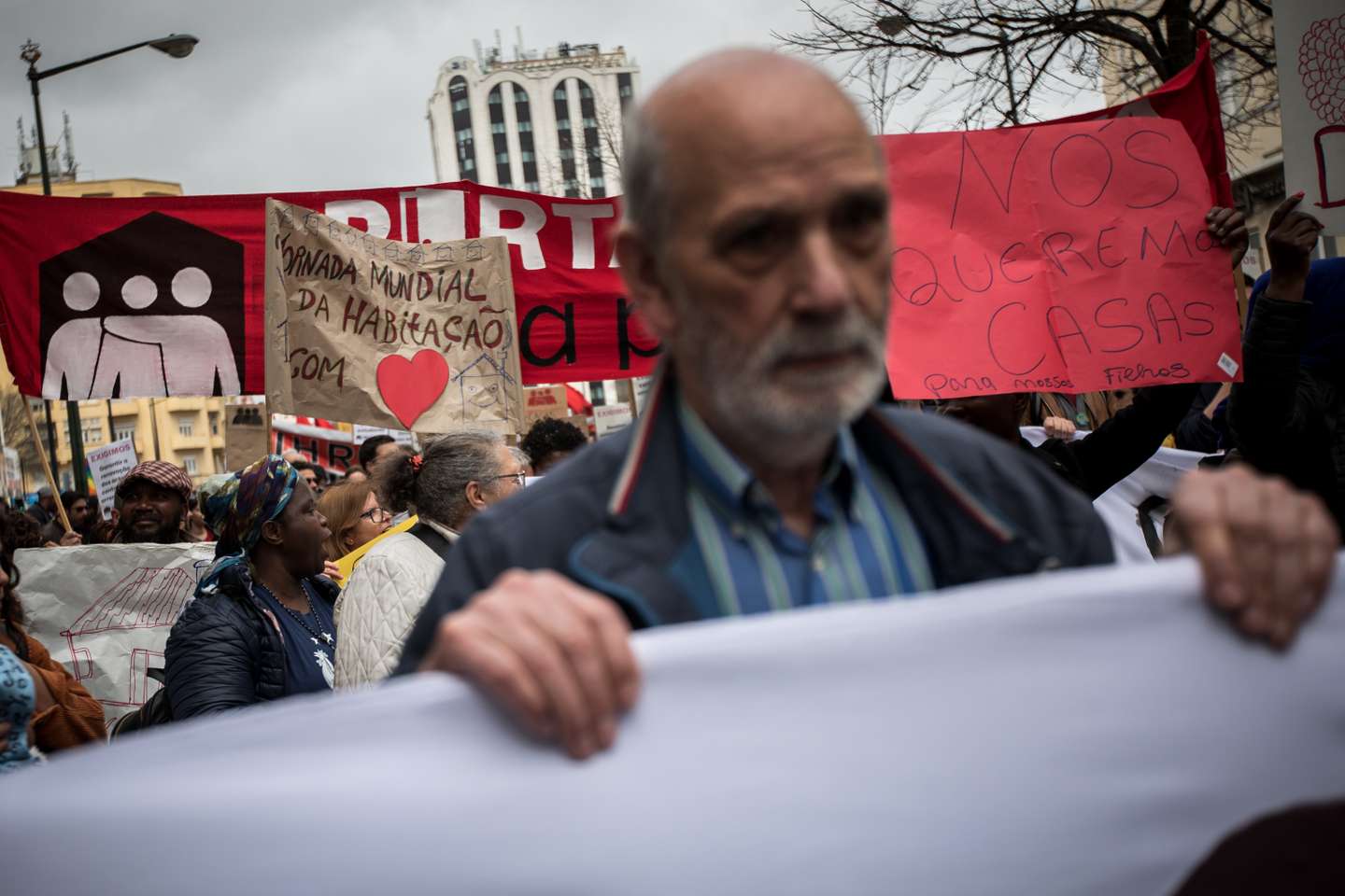 Milhares de pessoas juntaram-se na Alameda D. Afonso Henriques, em Lisboa, e desceram até ao Martim Moniz, para se manifestarem pelo direito à habitação e uma vida justa. 1 de Abril de 2023, Lisboa TOMÁS SILVA/OBSERVADOR