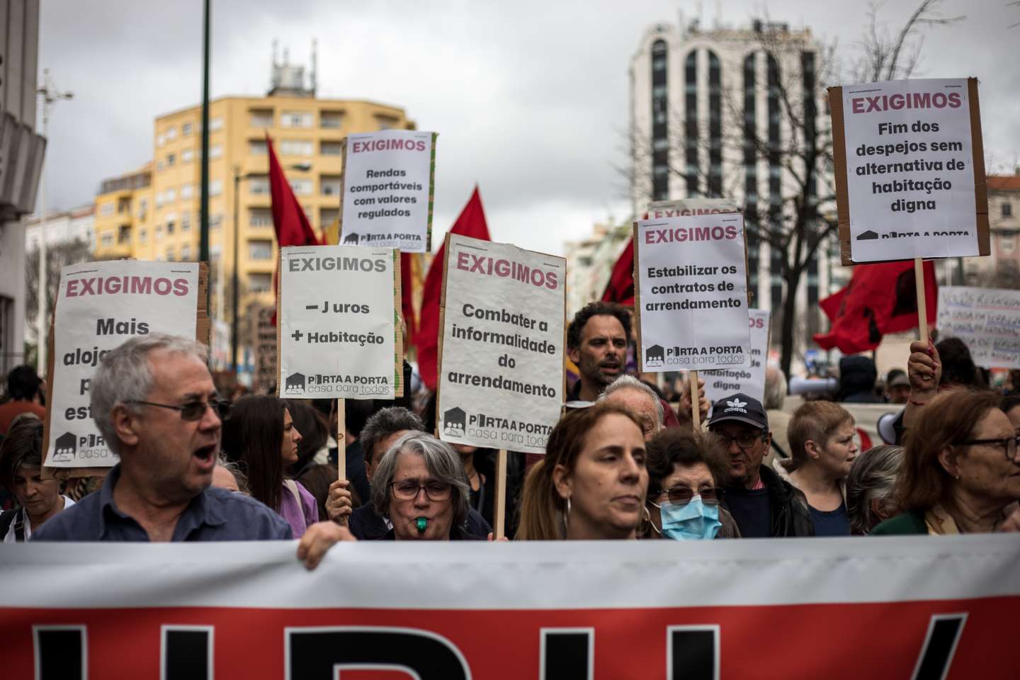 Milhares de pessoas juntaram-se na Alameda D. Afonso Henriques, em Lisboa, e desceram até ao Martim Moniz, para se manifestarem pelo direito à habitação e uma vida justa. 1 de Abril de 2023, Lisboa TOMÁS SILVA/OBSERVADOR