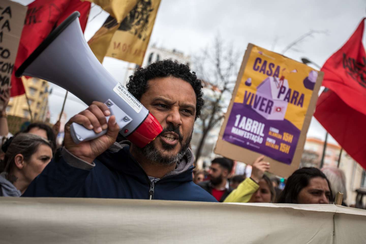 Milhares de pessoas juntaram-se na Alameda D. Afonso Henriques, em Lisboa, e desceram até ao Martim Moniz, para se manifestarem pelo direito à habitação e uma vida justa. 1 de Abril de 2023, Lisboa TOMÁS SILVA/OBSERVADOR