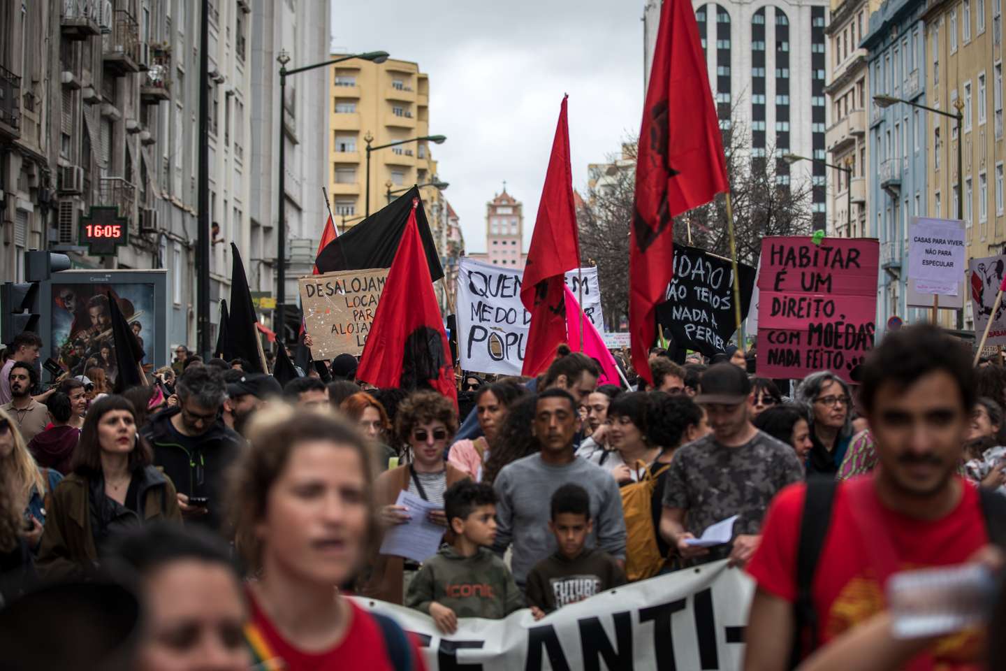 Milhares de pessoas juntaram-se na Alameda D. Afonso Henriques, em Lisboa, e desceram até ao Martim Moniz, para se manifestarem pelo direito à habitação e uma vida justa. 1 de Abril de 2023, Lisboa TOMÁS SILVA/OBSERVADOR