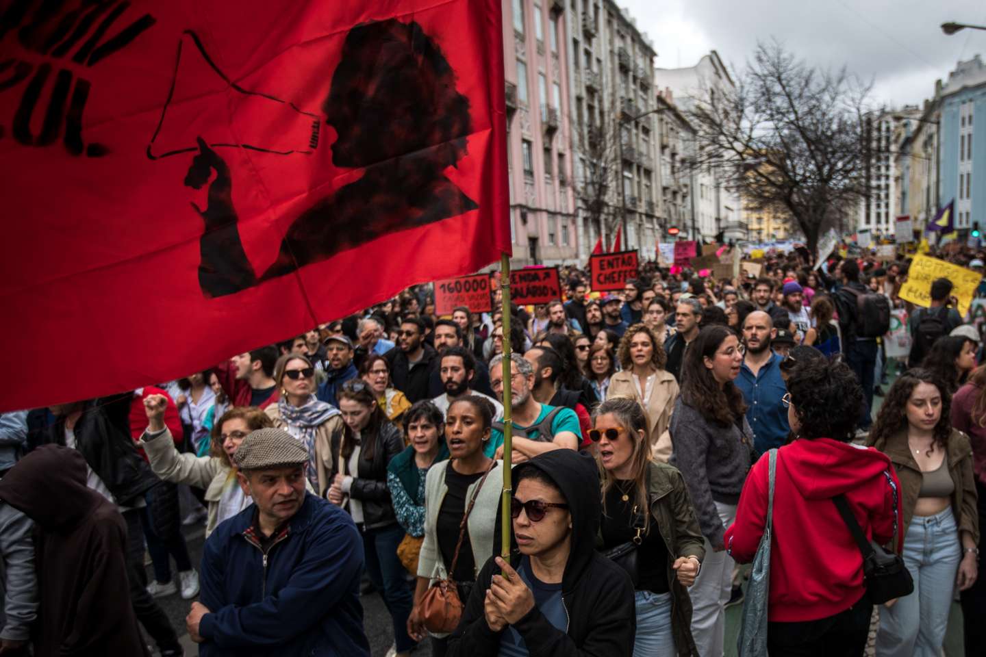 Milhares de pessoas juntaram-se na Alameda D. Afonso Henriques, em Lisboa, e desceram até ao Martim Moniz, para se manifestarem pelo direito à habitação e uma vida justa. 1 de Abril de 2023, Lisboa TOMÁS SILVA/OBSERVADOR