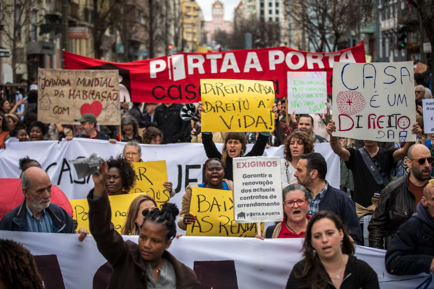 Milhares de pessoas juntaram-se na Alameda D. Afonso Henriques, em Lisboa, e desceram até ao Martim Moniz, para se manifestarem pelo direito à habitação e uma vida justa. 1 de Abril de 2023, Lisboa TOMÁS SILVA/OBSERVADOR