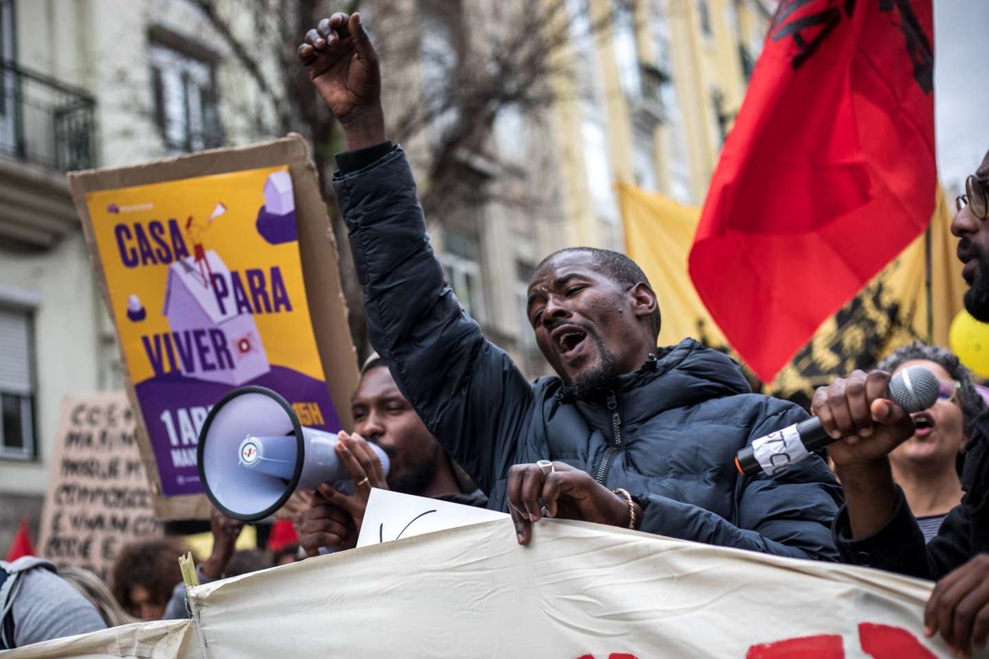 Milhares de pessoas juntaram-se na Alameda D. Afonso Henriques, em Lisboa, e desceram até ao Martim Moniz, para se manifestarem pelo direito à habitação e uma vida justa. 1 de Abril de 2023, Lisboa TOMÁS SILVA/OBSERVADOR