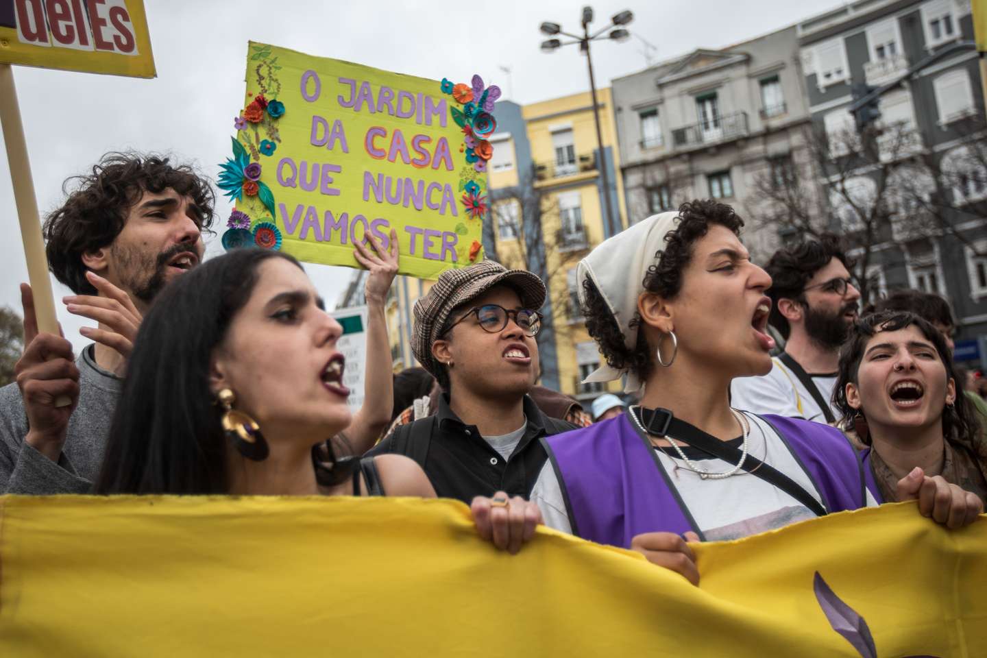 Milhares de pessoas juntaram-se na Alameda D. Afonso Henriques, em Lisboa, e desceram até ao Martim Moniz, para se manifestarem pelo direito à habitação e uma vida justa. 1 de Abril de 2023, Lisboa TOMÁS SILVA/OBSERVADOR