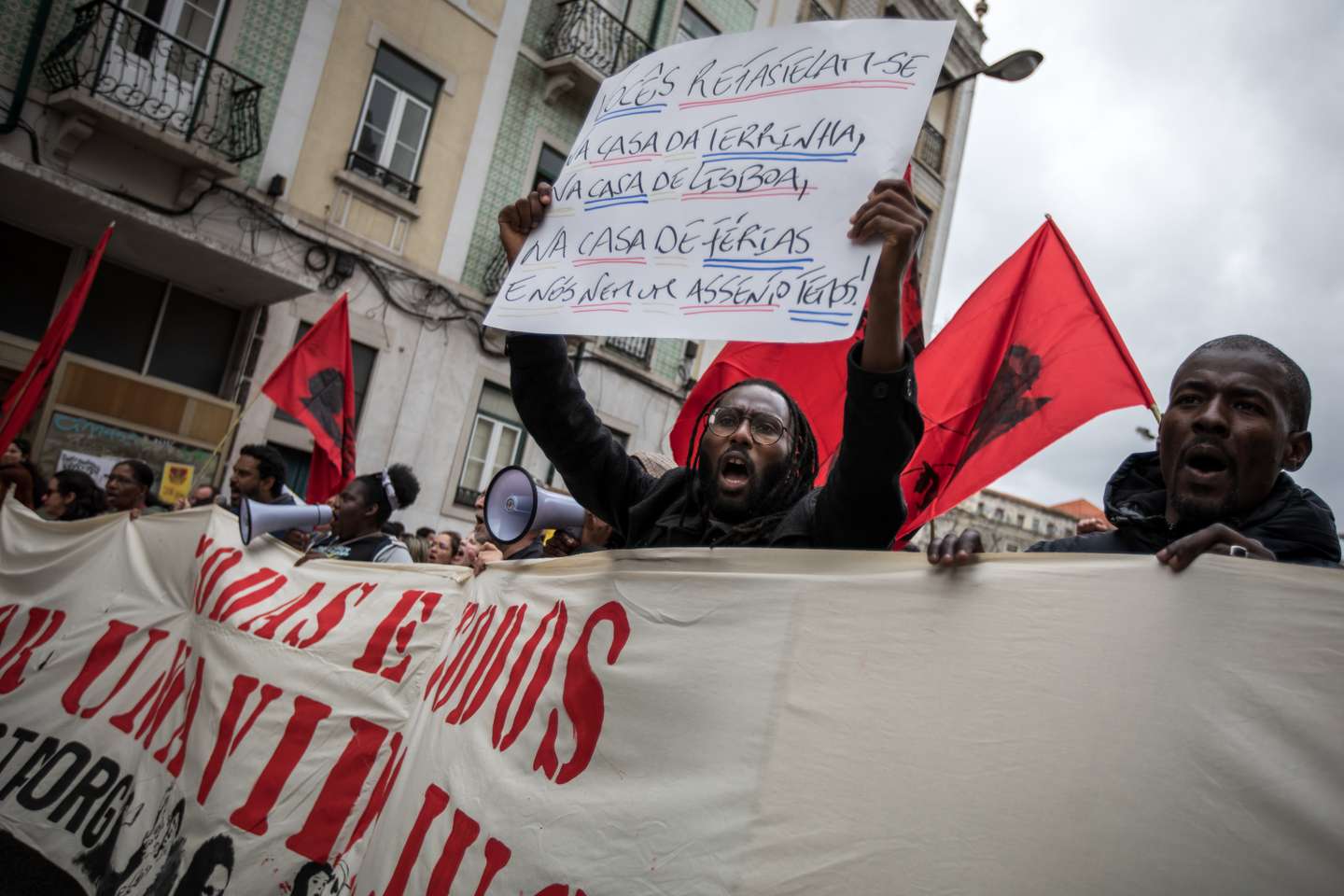 Milhares de pessoas juntaram-se na Alameda D. Afonso Henriques, em Lisboa, e desceram até ao Martim Moniz, para se manifestarem pelo direito à habitação e uma vida justa. 1 de Abril de 2023, Lisboa TOMÁS SILVA/OBSERVADOR