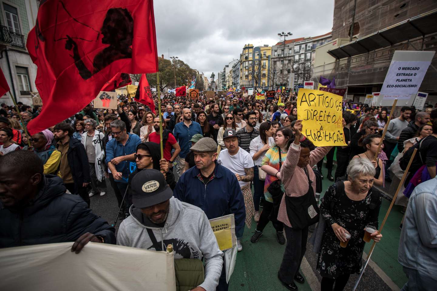 Milhares de pessoas juntaram-se na Alameda D. Afonso Henriques, em Lisboa, e desceram até ao Martim Moniz, para se manifestarem pelo direito à habitação e uma vida justa. 1 de Abril de 2023, Lisboa TOMÁS SILVA/OBSERVADOR