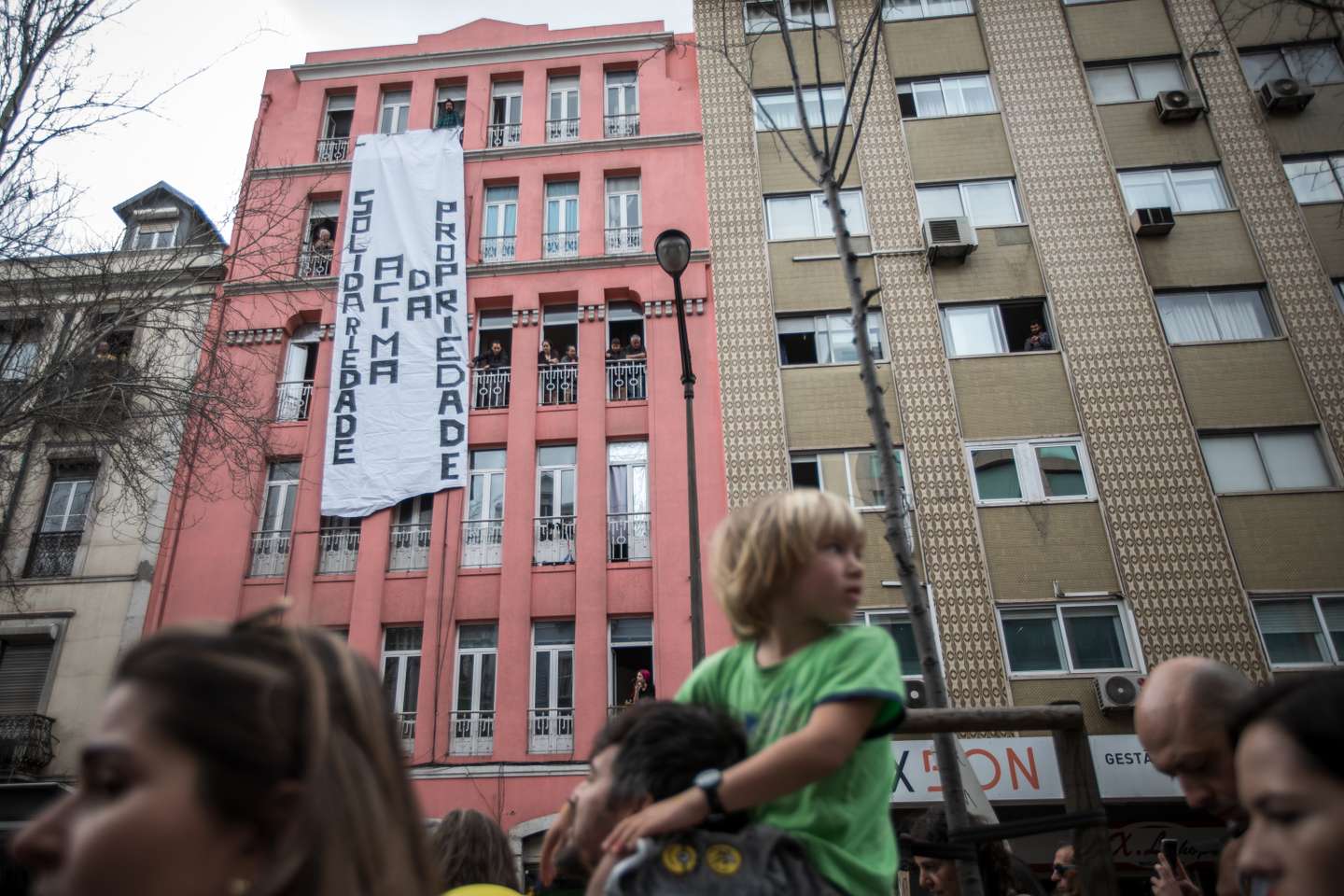 Milhares de pessoas juntaram-se na Alameda D. Afonso Henriques, em Lisboa, e desceram até ao Martim Moniz, para se manifestarem pelo direito à habitação e uma vida justa. 1 de Abril de 2023, Lisboa TOMÁS SILVA/OBSERVADOR