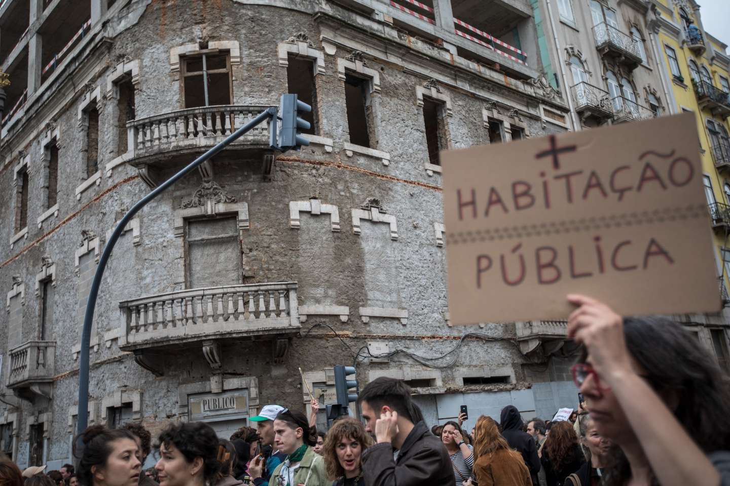 Milhares de pessoas juntaram-se na Alameda D. Afonso Henriques, em Lisboa, e desceram até ao Martim Moniz, para se manifestarem pelo direito à habitação e uma vida justa. 1 de Abril de 2023, Lisboa TOMÁS SILVA/OBSERVADOR