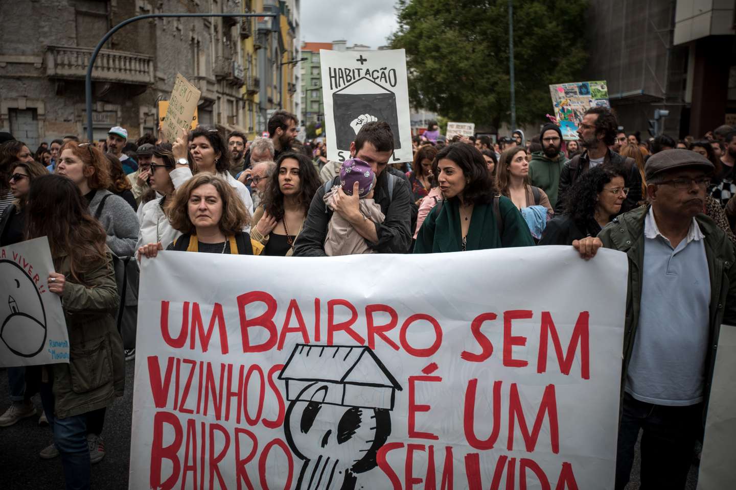 Milhares de pessoas juntaram-se na Alameda D. Afonso Henriques, em Lisboa, e desceram até ao Martim Moniz, para se manifestarem pelo direito à habitação e uma vida justa. 1 de Abril de 2023, Lisboa TOMÁS SILVA/OBSERVADOR