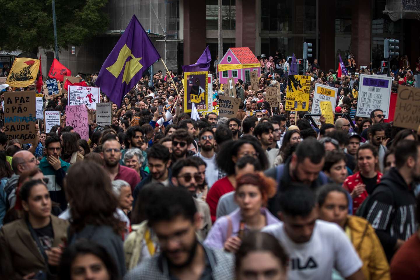 Milhares de pessoas juntaram-se na Alameda D. Afonso Henriques, em Lisboa, e desceram até ao Martim Moniz, para se manifestarem pelo direito à habitação e uma vida justa. 1 de Abril de 2023, Lisboa TOMÁS SILVA/OBSERVADOR