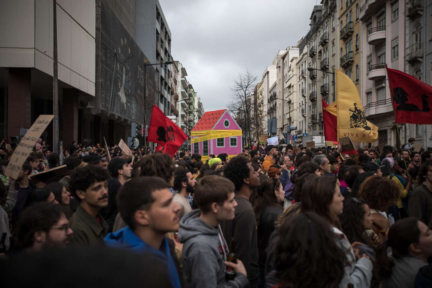 Milhares de pessoas juntaram-se na Alameda D. Afonso Henriques, em Lisboa, e desceram até ao Martim Moniz, para se manifestarem pelo direito à habitação e uma vida justa. 1 de Abril de 2023, Lisboa TOMÁS SILVA/OBSERVADOR