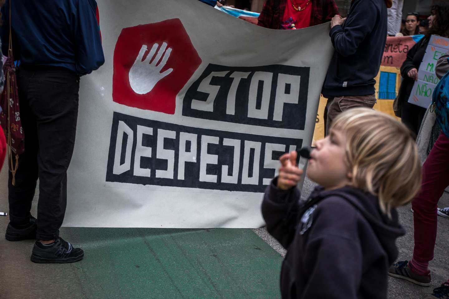 Milhares de pessoas juntaram-se na Alameda D. Afonso Henriques, em Lisboa, e desceram até ao Martim Moniz, para se manifestarem pelo direito à habitação e uma vida justa. 1 de Abril de 2023, Lisboa TOMÁS SILVA/OBSERVADOR