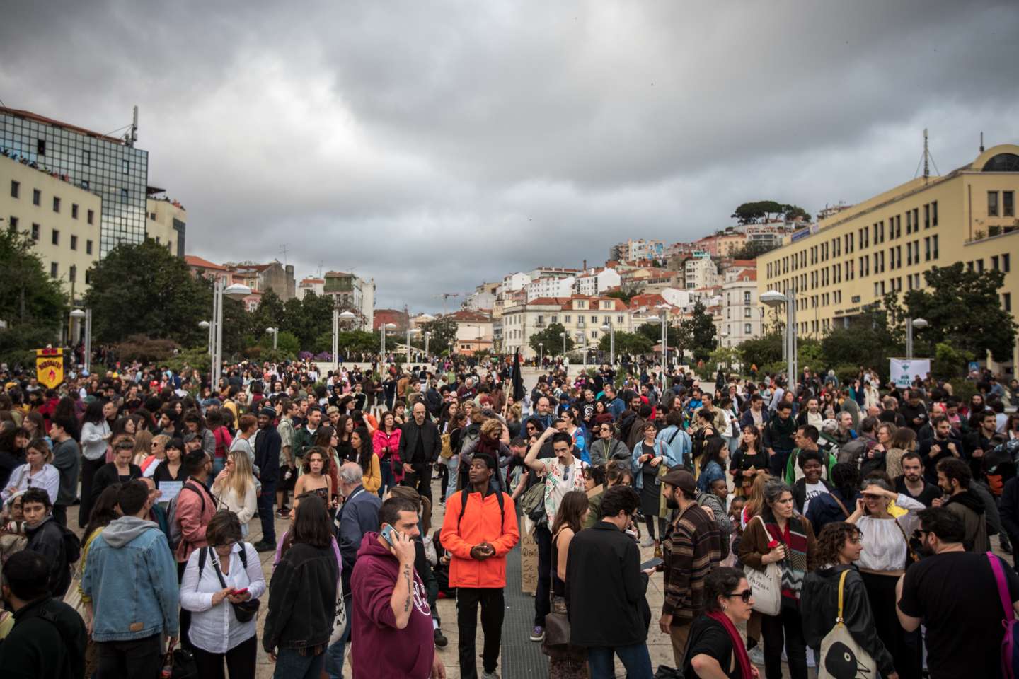 Milhares de pessoas juntaram-se na Alameda D. Afonso Henriques, em Lisboa, e desceram até ao Martim Moniz, para se manifestarem pelo direito à habitação e uma vida justa. 1 de Abril de 2023, Lisboa TOMÁS SILVA/OBSERVADOR