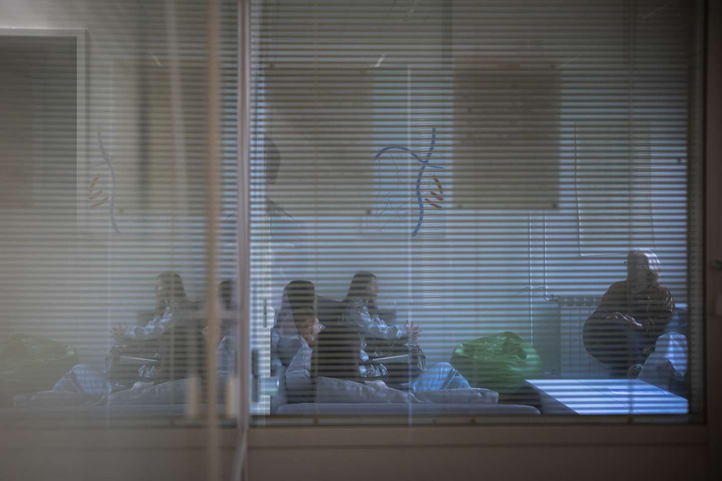 Reportagem sobre saúde mental: O Hospital de Dia para Doenças do Comportamento Alimentar, que fica na Clínica Psiquiátrica de São José de Telheiras -- Irmãs Hospitaleiras -- é um programa que tem como objetivo proporcionar ao utente um tratamento que promova melhoria da saúde global, intervenção terapêutica em várias dimensões, médica, psicológica, nutricional, corporal, estética e relacional, permitindo ao utente recuperar um regime alimentar adequado e reconciliar-se com o seu corpo. 29 de Março de 2023 Irmãs Hospitaleiras, Telheiras TOMÁS SILVA/OBSERVADOR
