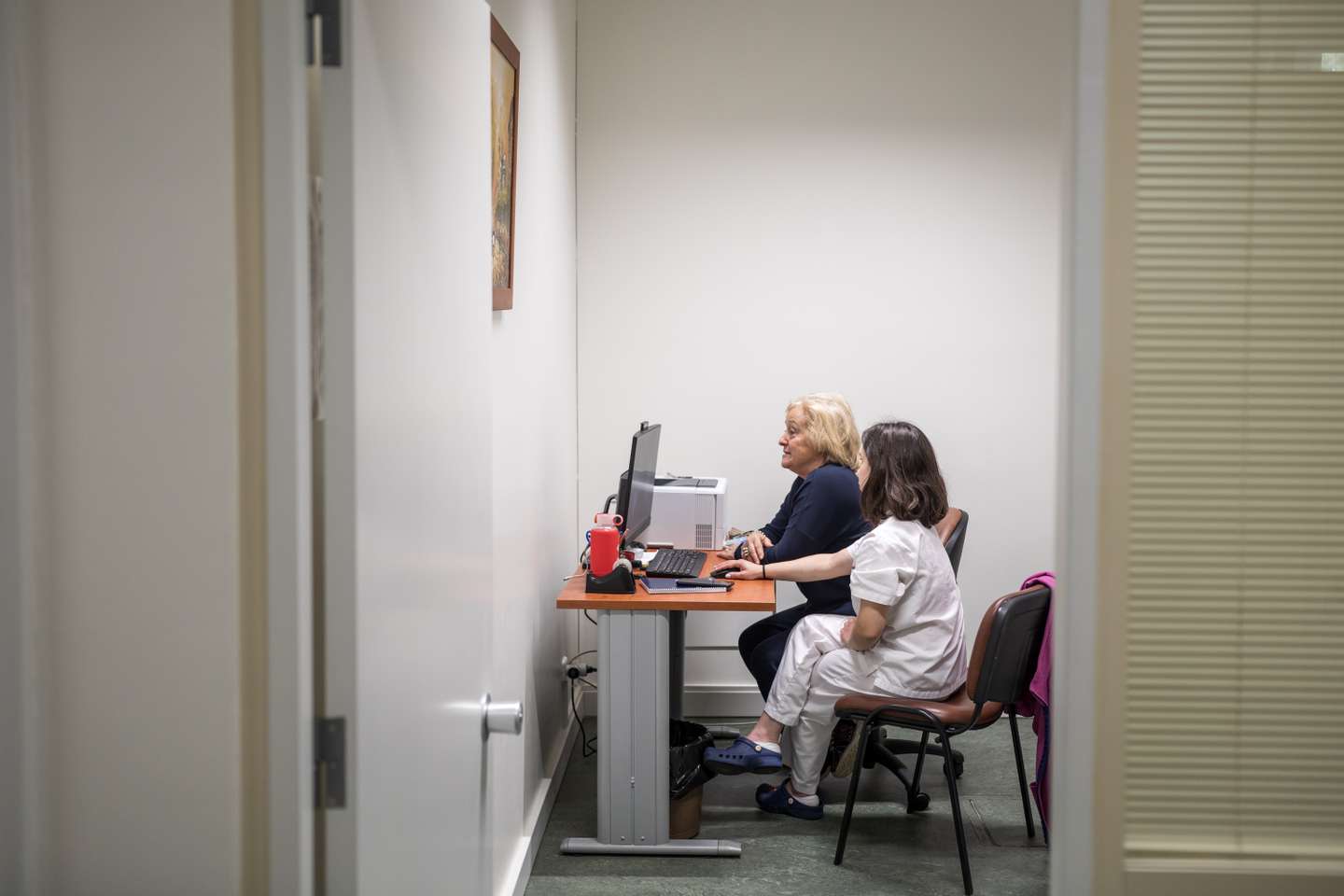 Reportagem sobre saúde mental: O Hospital de Dia para Doenças do Comportamento Alimentar, que fica na Clínica Psiquiátrica de São José de Telheiras -- Irmãs Hospitaleiras -- é um programa que tem como objetivo proporcionar ao utente um tratamento que promova melhoria da saúde global, intervenção terapêutica em várias dimensões, médica, psicológica, nutricional, corporal, estética e relacional, permitindo ao utente recuperar um regime alimentar adequado e reconciliar-se com o seu corpo. 29 de Março de 2023 Irmãs Hospitaleiras, Telheiras TOMÁS SILVA/OBSERVADOR