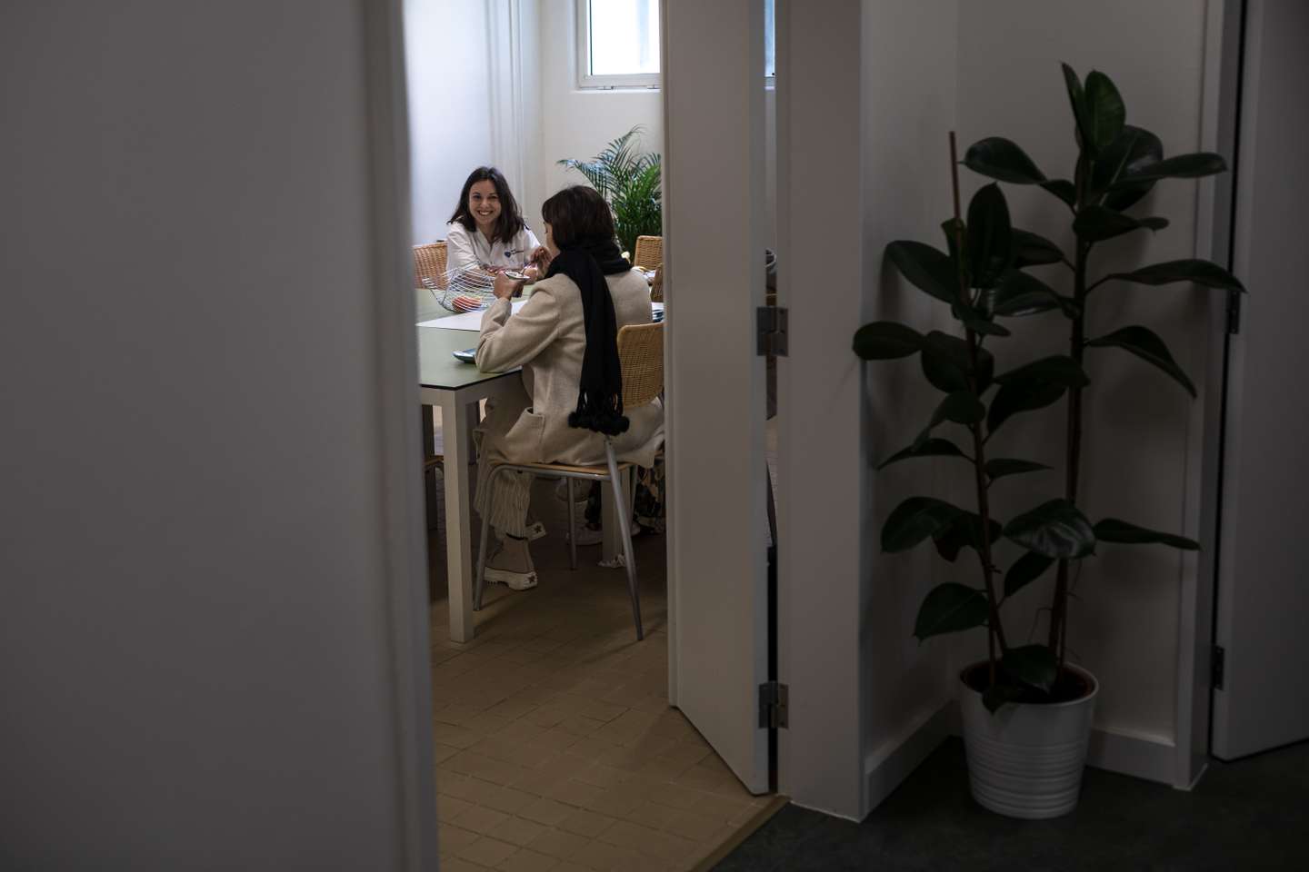 Reportagem sobre saúde mental: O Hospital de Dia para Doenças do Comportamento Alimentar, que fica na Clínica Psiquiátrica de São José de Telheiras -- Irmãs Hospitaleiras -- é um programa que tem como objetivo proporcionar ao utente um tratamento que promova melhoria da saúde global, intervenção terapêutica em várias dimensões, médica, psicológica, nutricional, corporal, estética e relacional, permitindo ao utente recuperar um regime alimentar adequado e reconciliar-se com o seu corpo. 29 de Março de 2023 Irmãs Hospitaleiras, Telheiras TOMÁS SILVA/OBSERVADOR