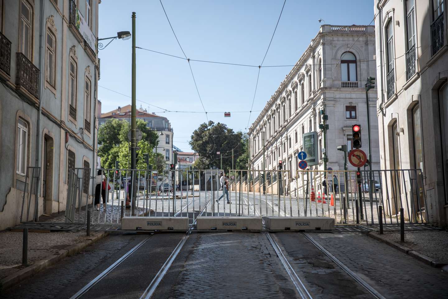 A PSP coloca gradeamento em todas as ruas que vão dar à Assembleia da República, para poderem conter todas as manifestações desta terça-feira, para além da habitual do 25 de Abril. 24 de Abril de 2023 Assembleia da República, Lisboa TOMÁS SILVA/OBSERVADOR