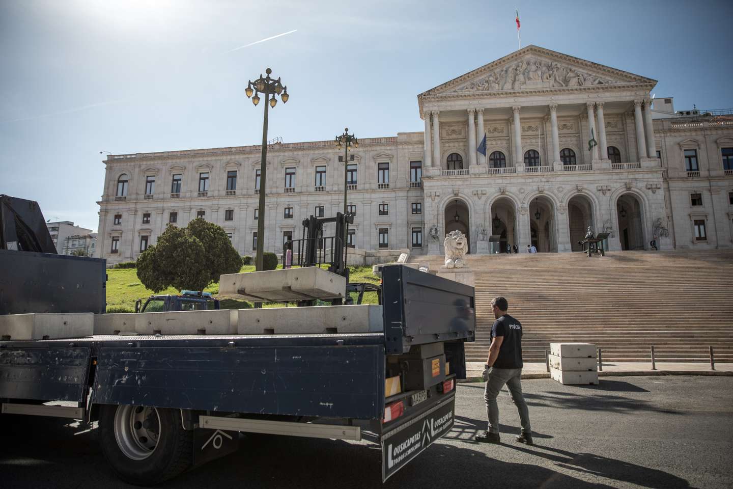 A PSP coloca gradeamento em todas as ruas que vão dar à Assembleia da República, para poderem conter todas as manifestações desta terça-feira, para além da habitual do 25 de Abril. 24 de Abril de 2023 Assembleia da República, Lisboa TOMÁS SILVA/OBSERVADOR