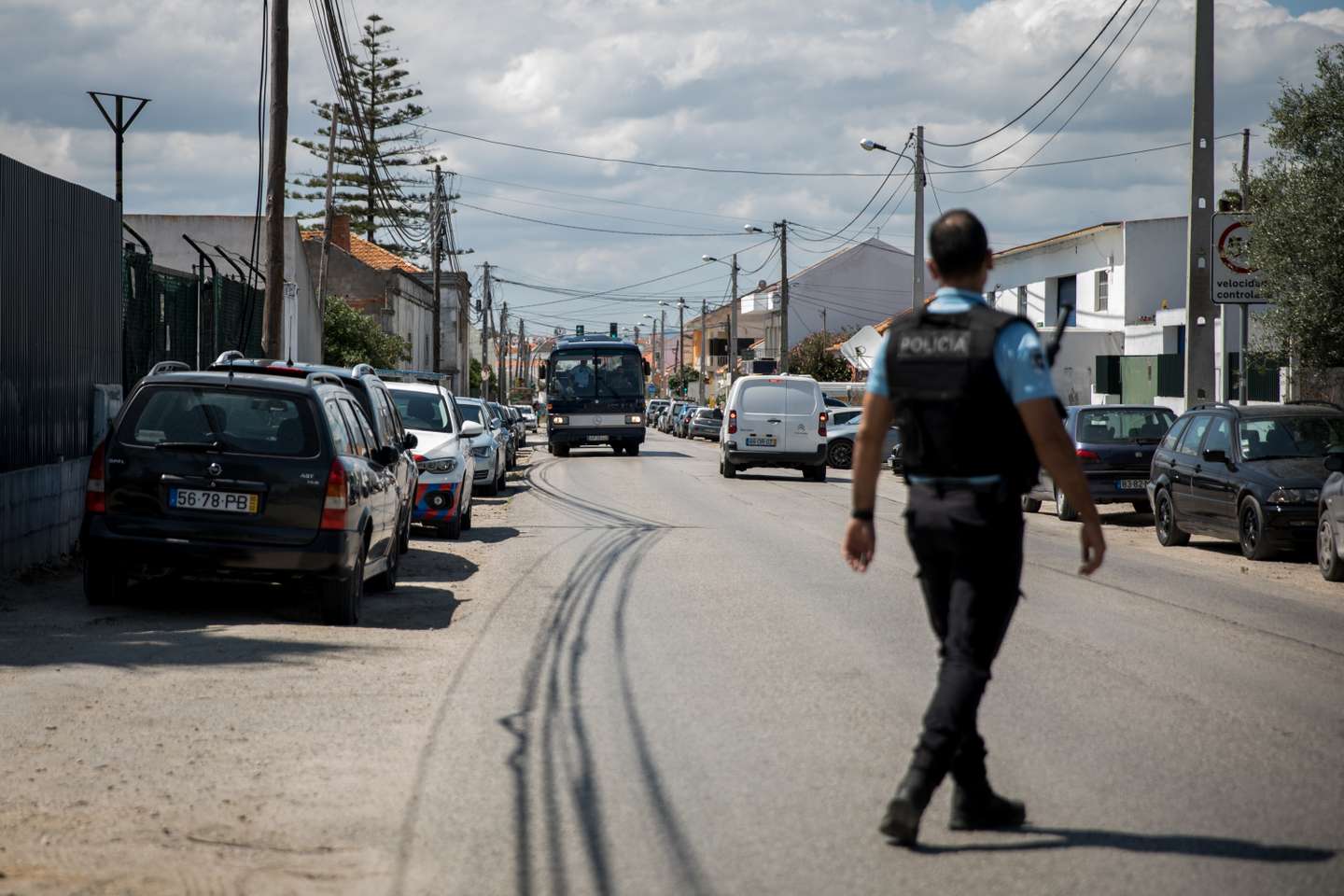 Polícia Marítima identifica mais de 200 imigrantes ilegais, numa operação a nível nacional de combate às redes criminosas associadas à captura ilícita, comércio e tráfico de amêijoa. Com mais de 30 mandatos de busca, foram detidas quatro pessoas e os migrantes estão a ser retirados dos armazens. 21 de Junho de 2023 Samoco, Alcochete TOMÁS SILVA/OBSERVADOR
