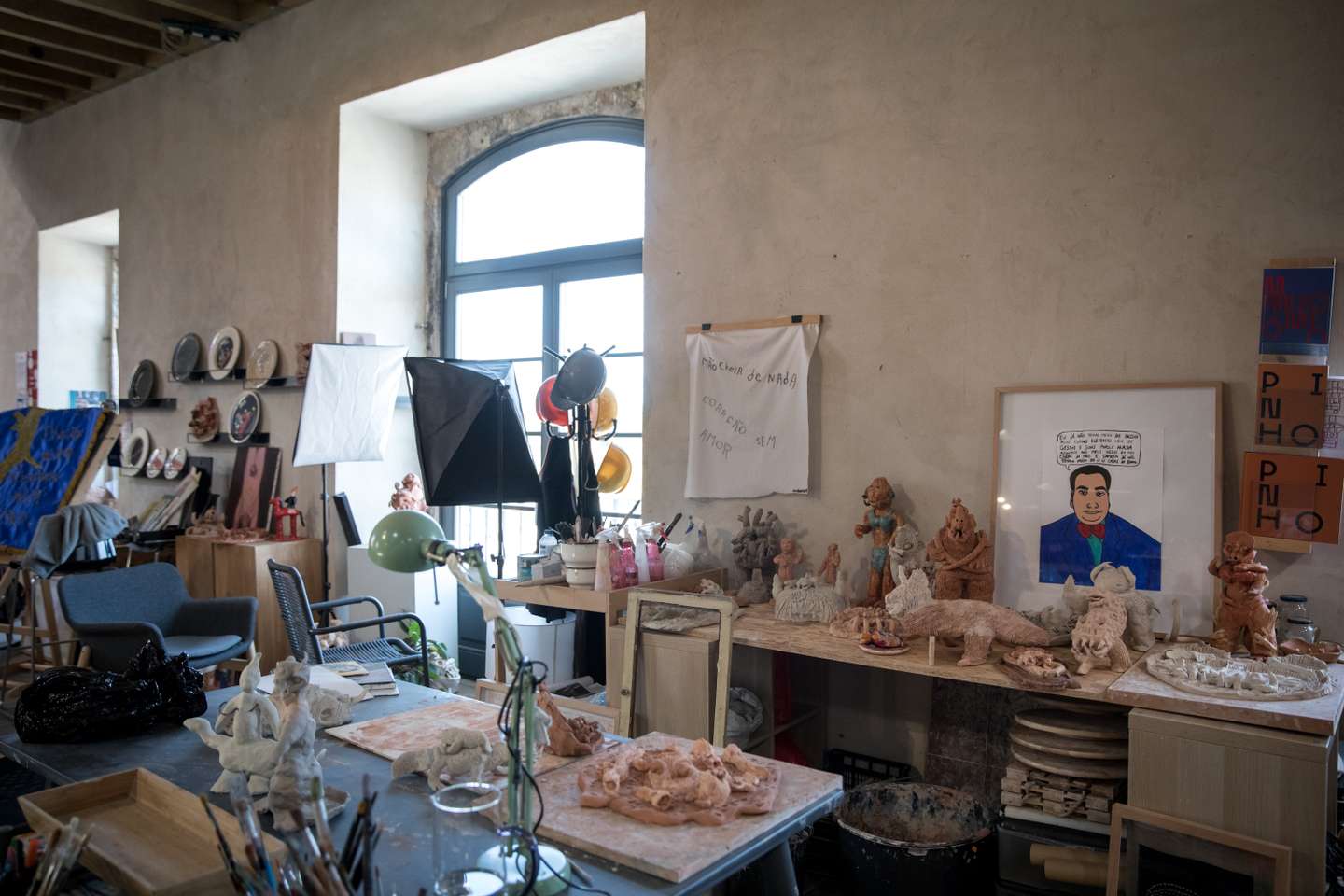 Saúde Mental: reportagem no "Manicómio", um espaço de criação artística, em Lisboa, onde através da arte, dedicam-se à reinserção psicossocial e profissional de pessoas diagnostícadas com doenças mentais. Recentemente iníciaram um novo projeto chamado de Consulta sem Paredes, onde consultas de psicologia acontecemm em espaços abertos. 26 de Junho de 2023 Manicómio, Beato TOMÁS SILVA/OBSERVADOR