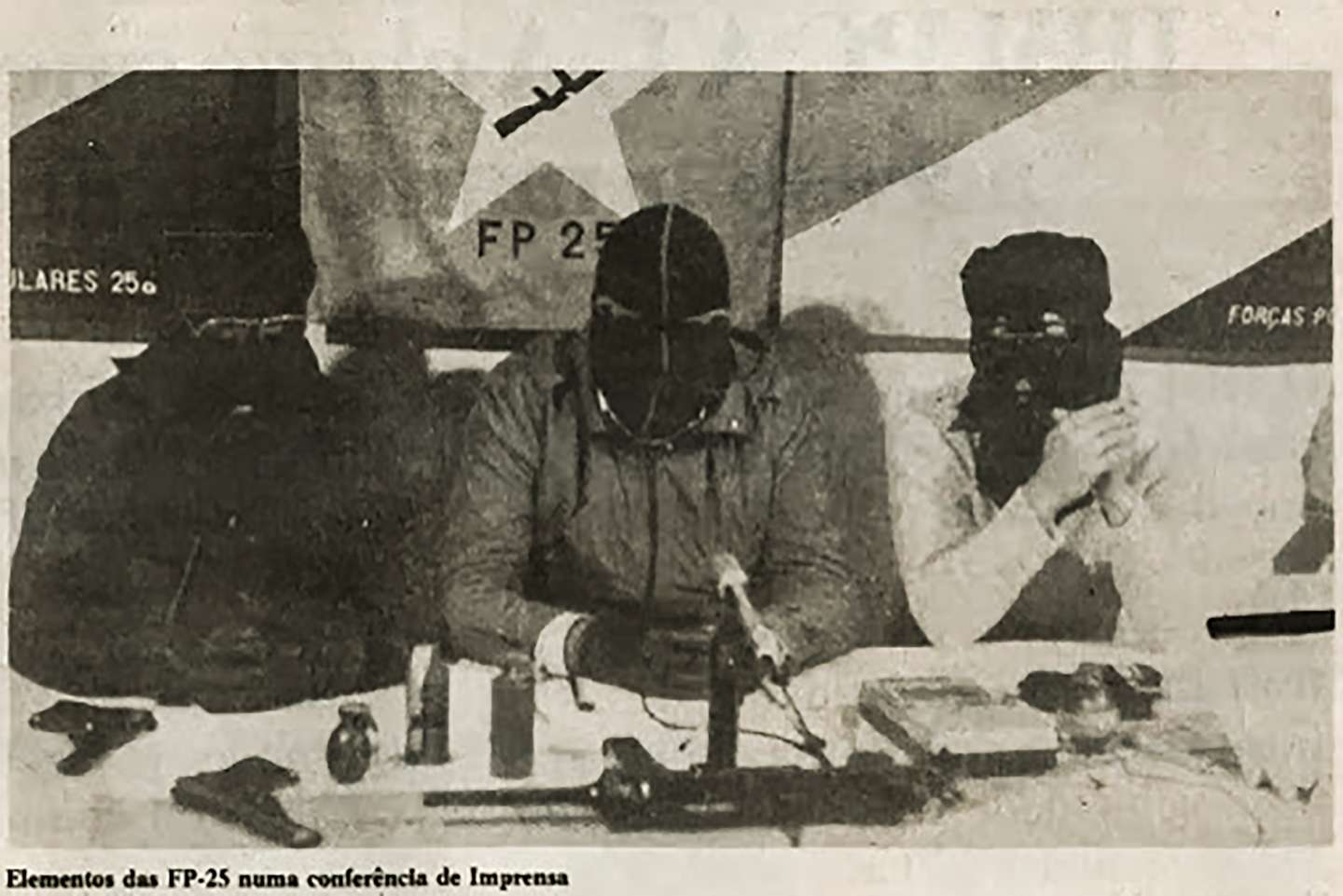 Recorte do jornal "o Jornal" com uma fotografia de uma conferência de imprensa de elementos das FP-25.