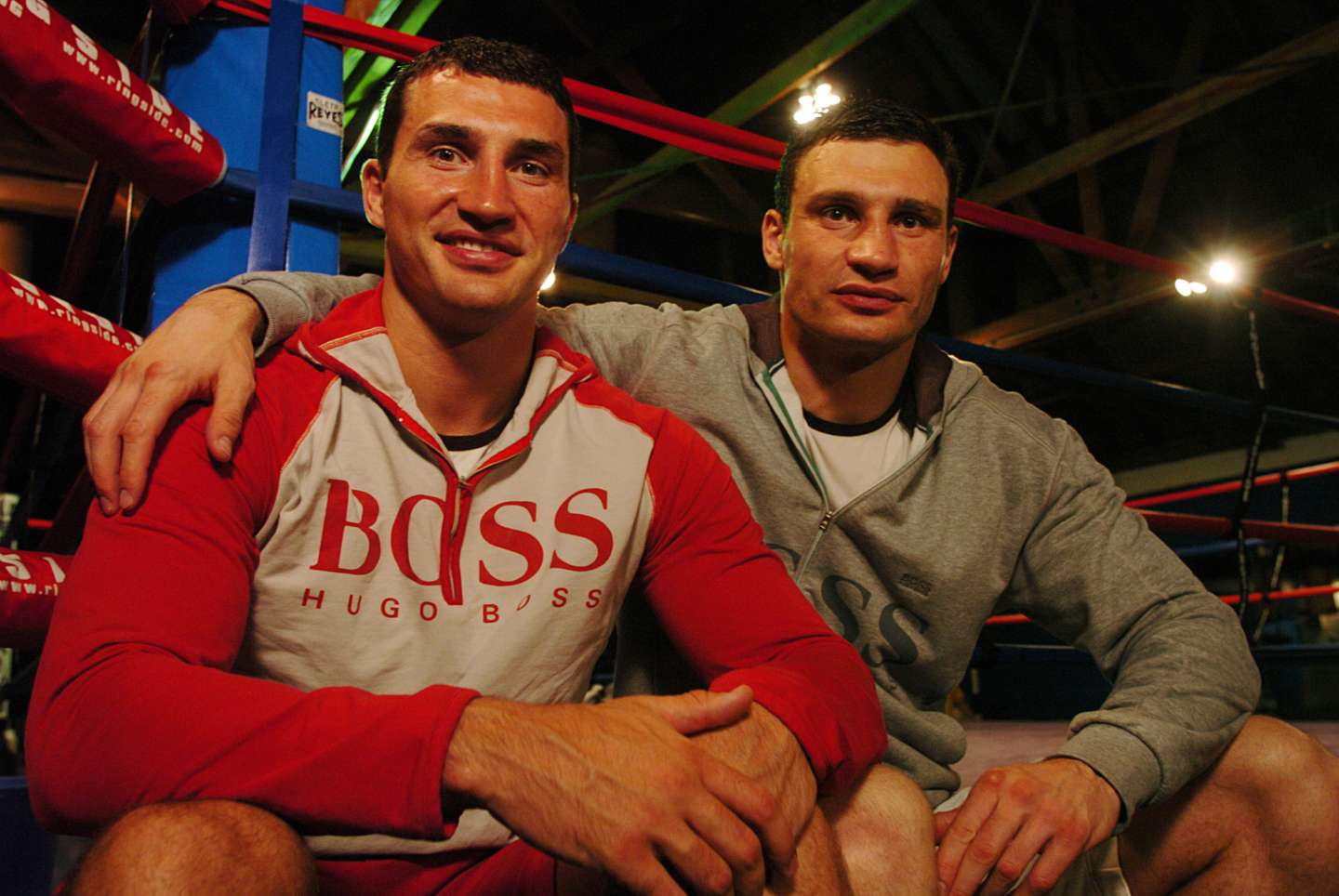 O mayor de Kiev, Vitali Klitschko, ex-campeão mundial de peso-pesado de boxe, e o irmão, Wladimir Klitschko , também ele ex-campeão de peso-pesado