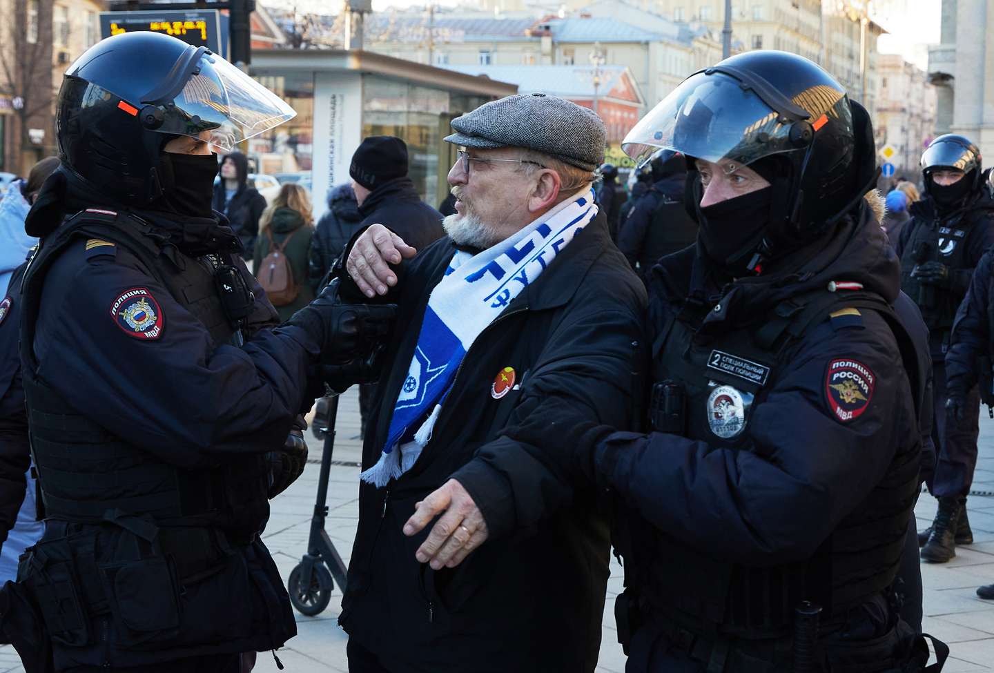 Manifestantes contra a invasão russa da Ucrânia são detidos pela polícia da Rússia, em Moscovo