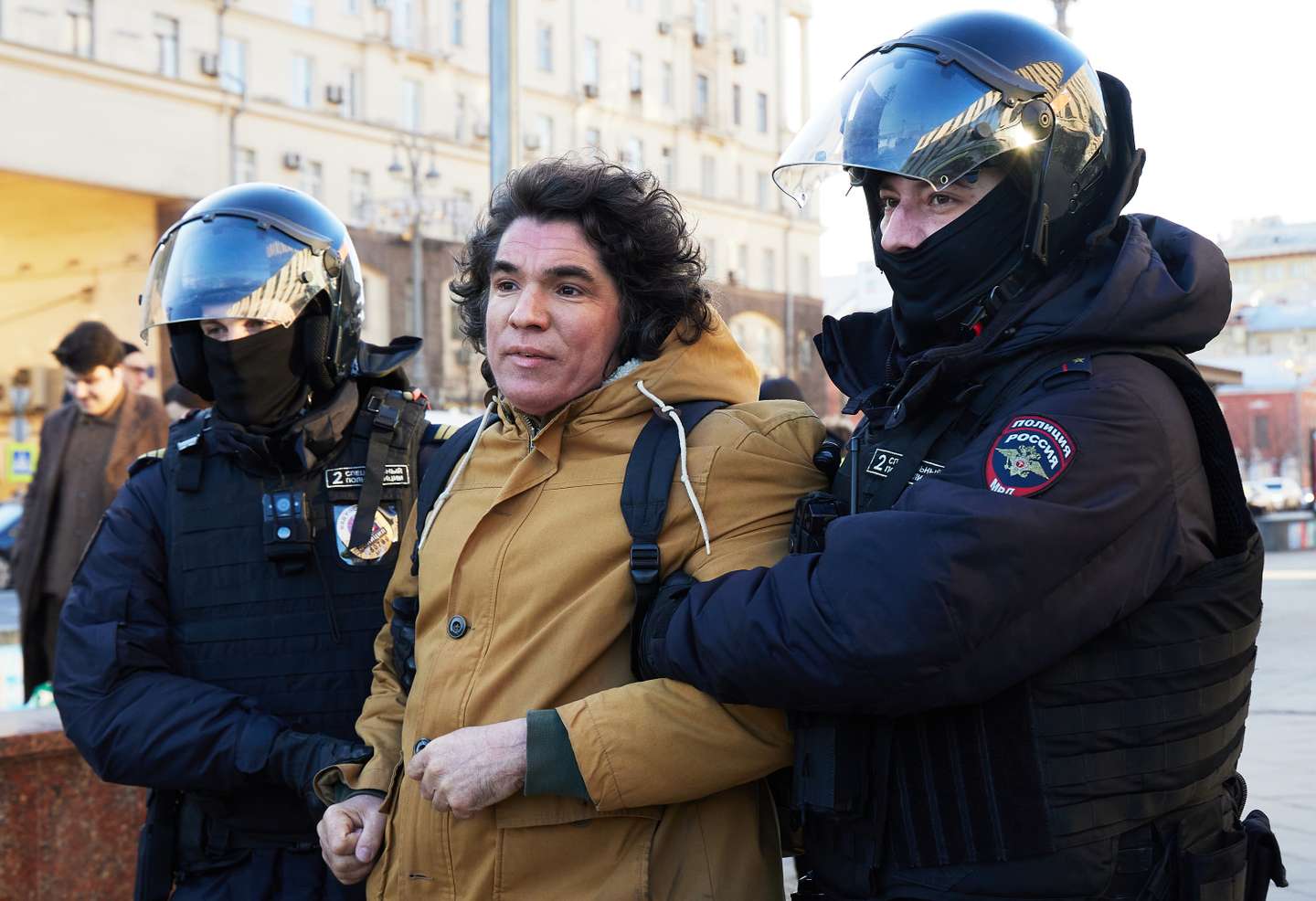 Manifestantes contra a invasão russa da Ucrânia são detidos pela polícia da Rússia, em Moscovo