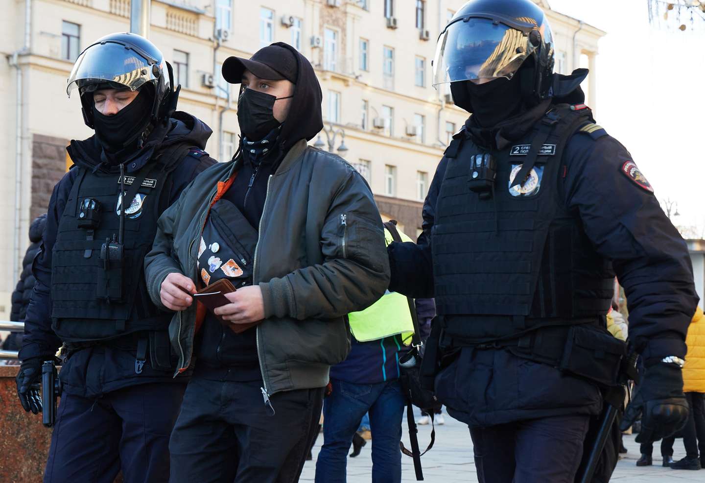 Manifestantes contra a invasão russa da Ucrânia são detidos pela polícia da Rússia, em Moscovo