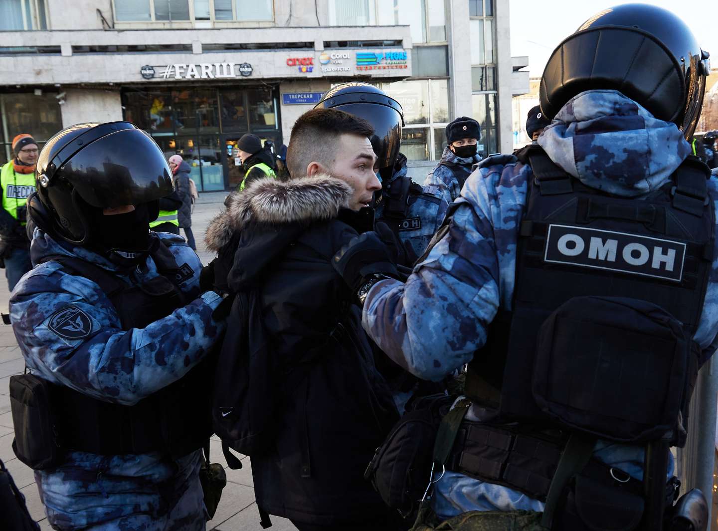 Manifestantes contra a invasão russa da Ucrânia são detidos pela polícia da Rússia, em Moscovo